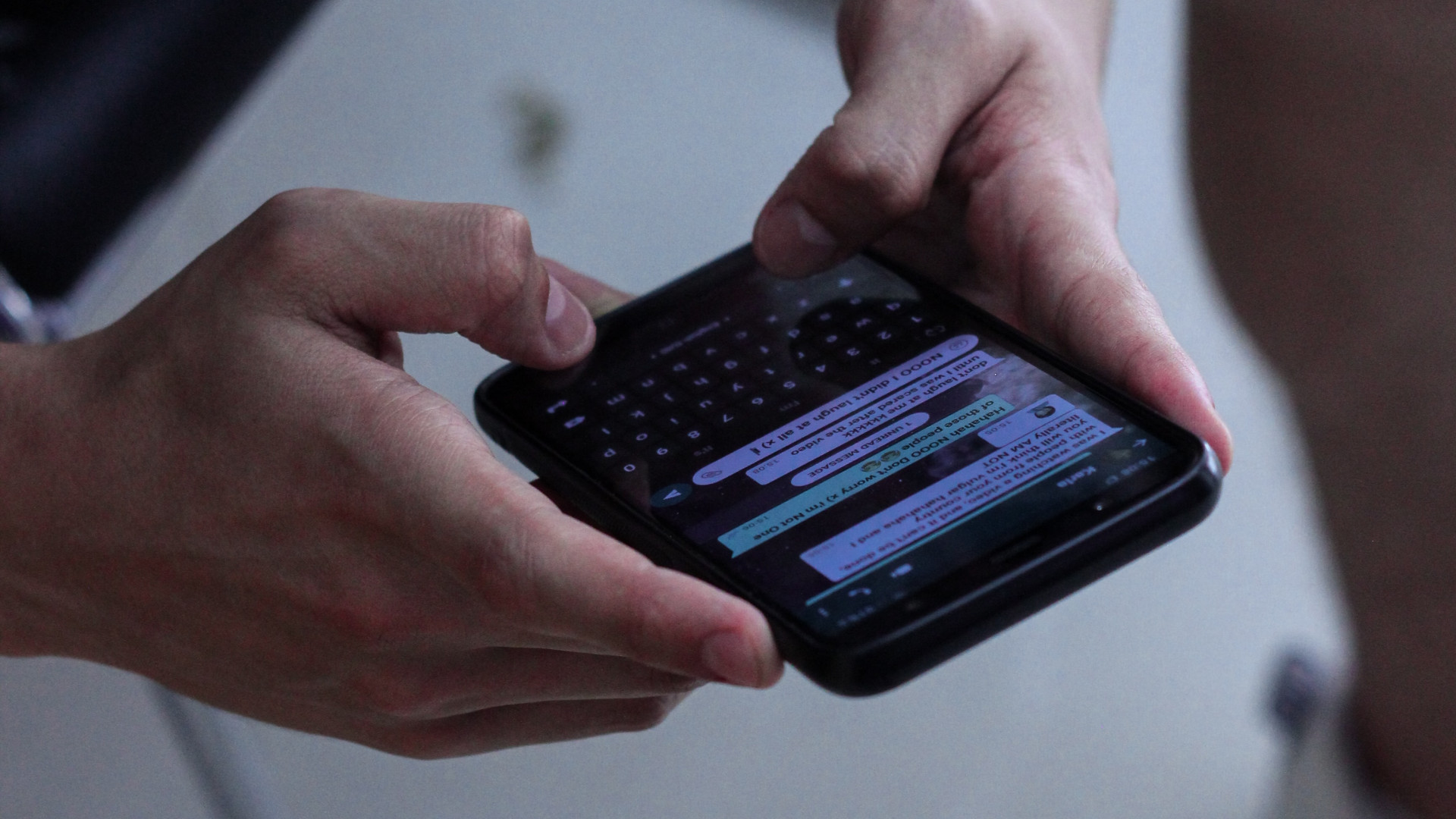 Mann chattet am Smartphone