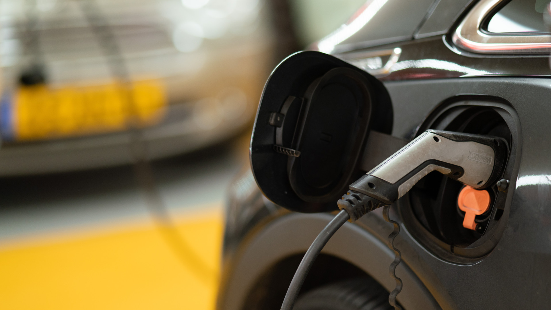 E-Auto tankt