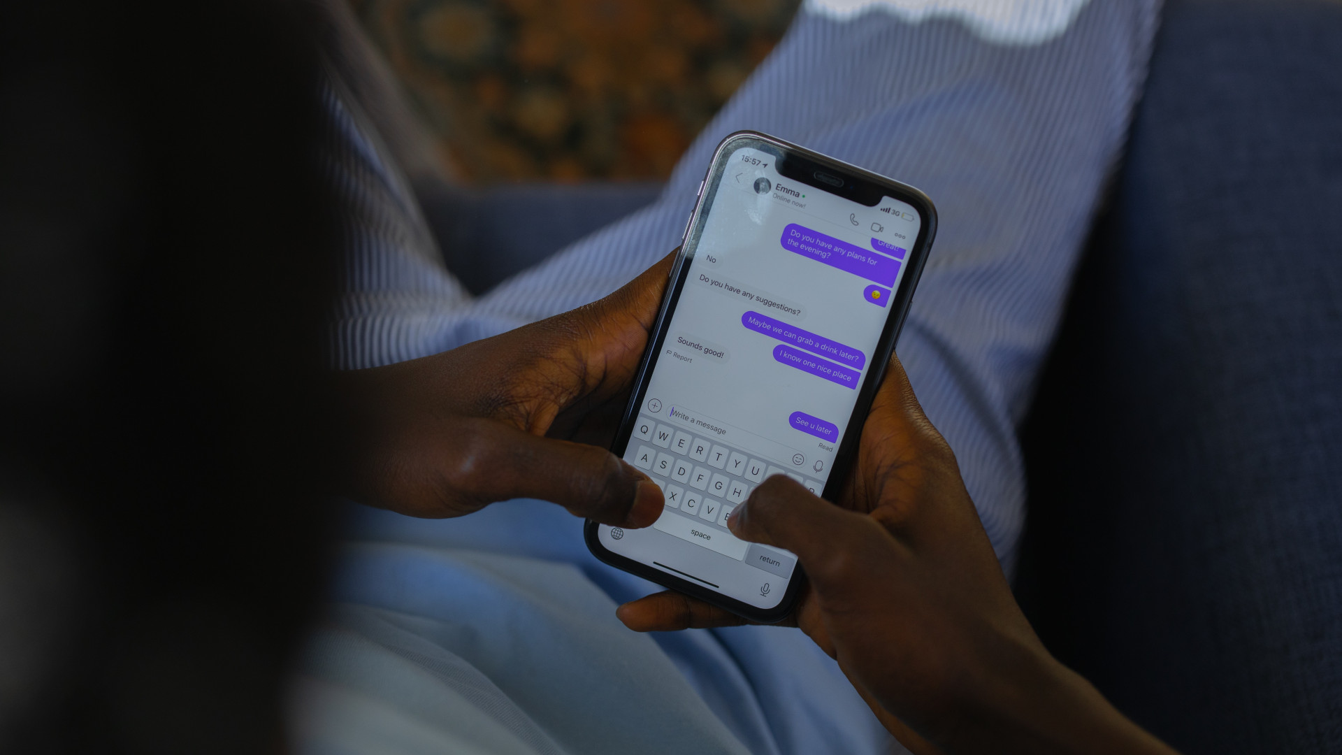 Mann chattet am Smartphone