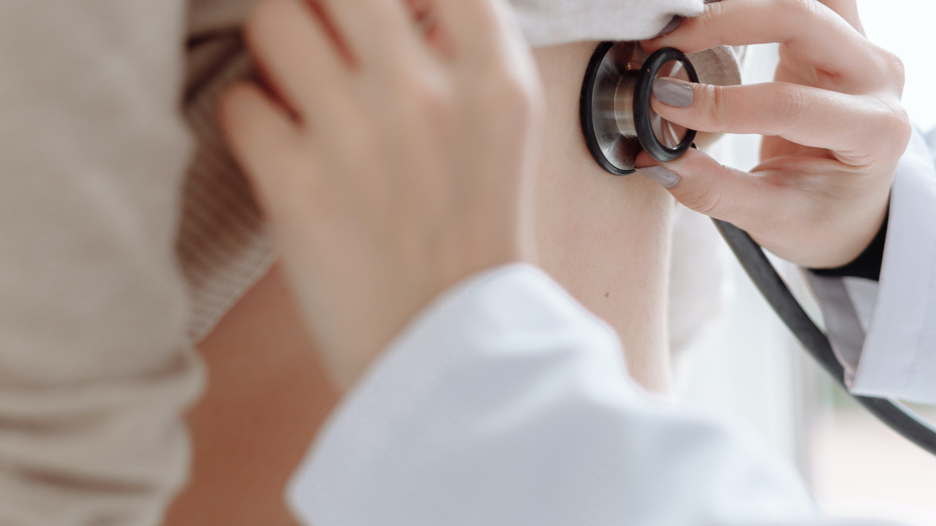 Ärztin untersucht Patientin