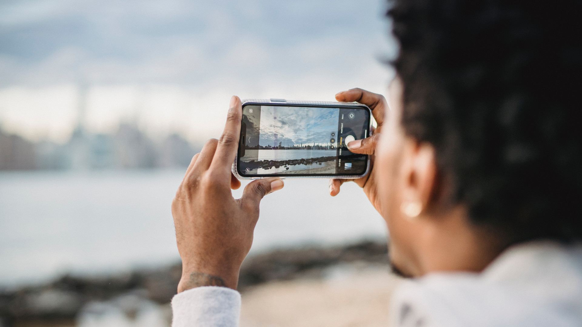 Mann fotografiert Skyline