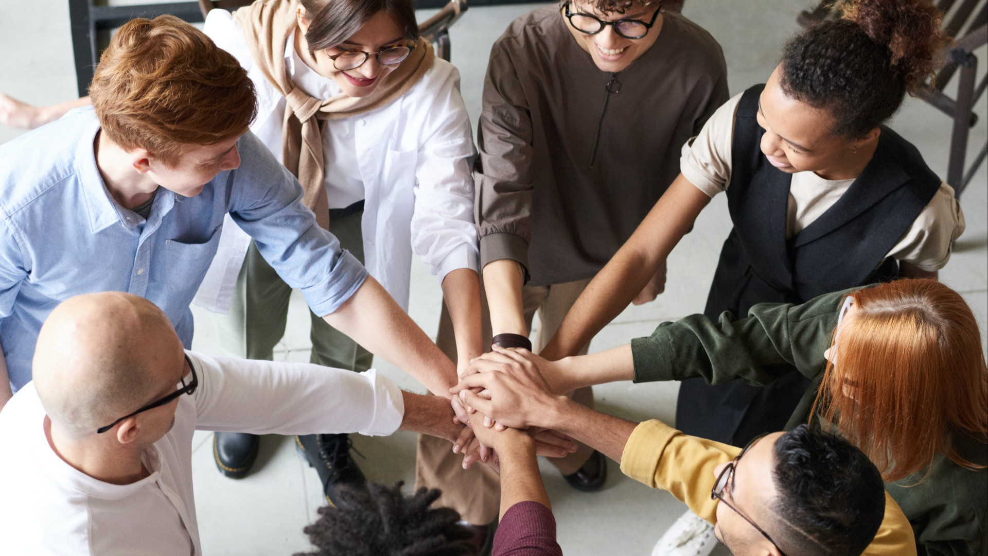 diverses Team demonstriert Teamwork