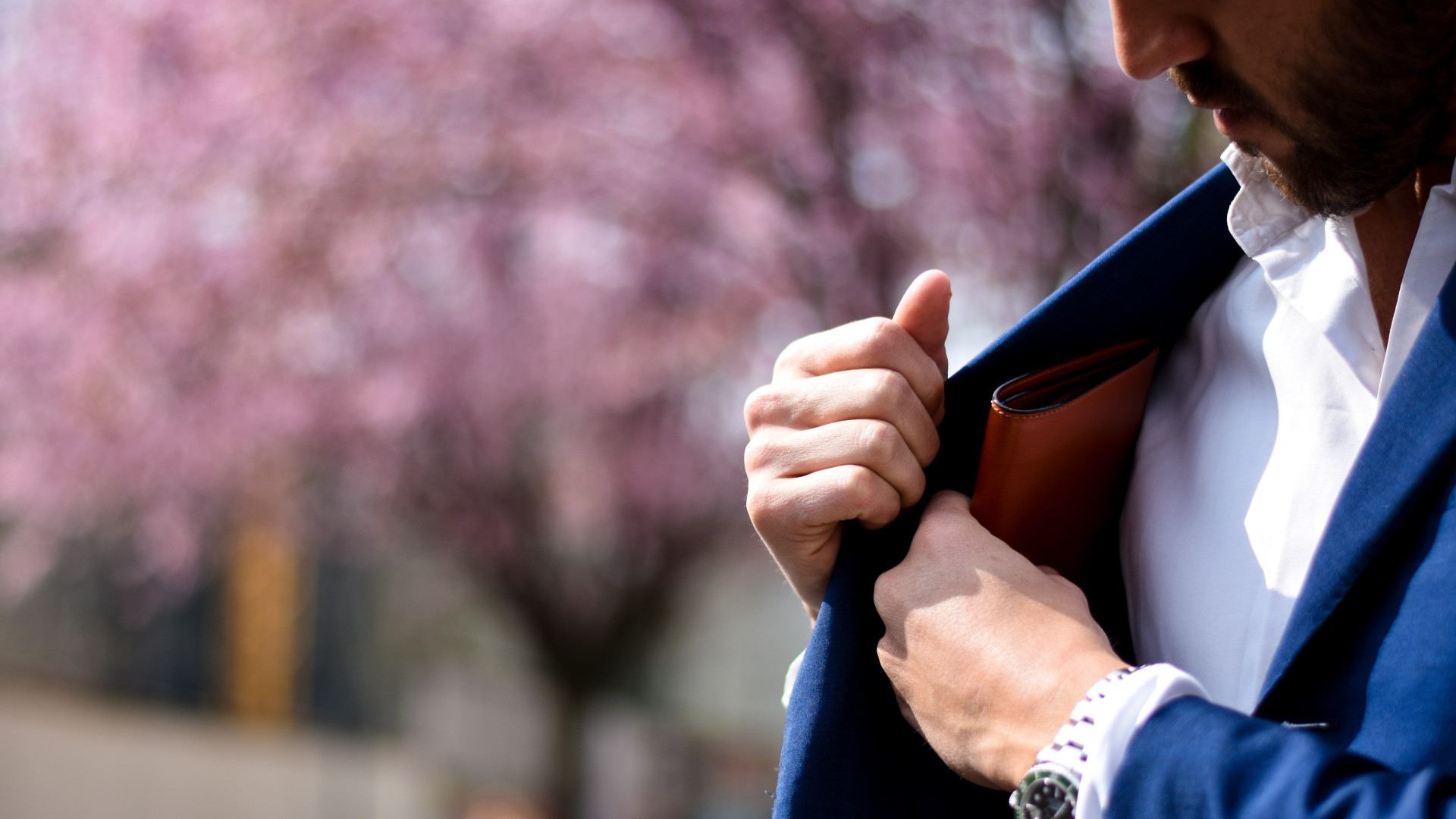 Mann, der Portemonnaie aus Jackettasche holt