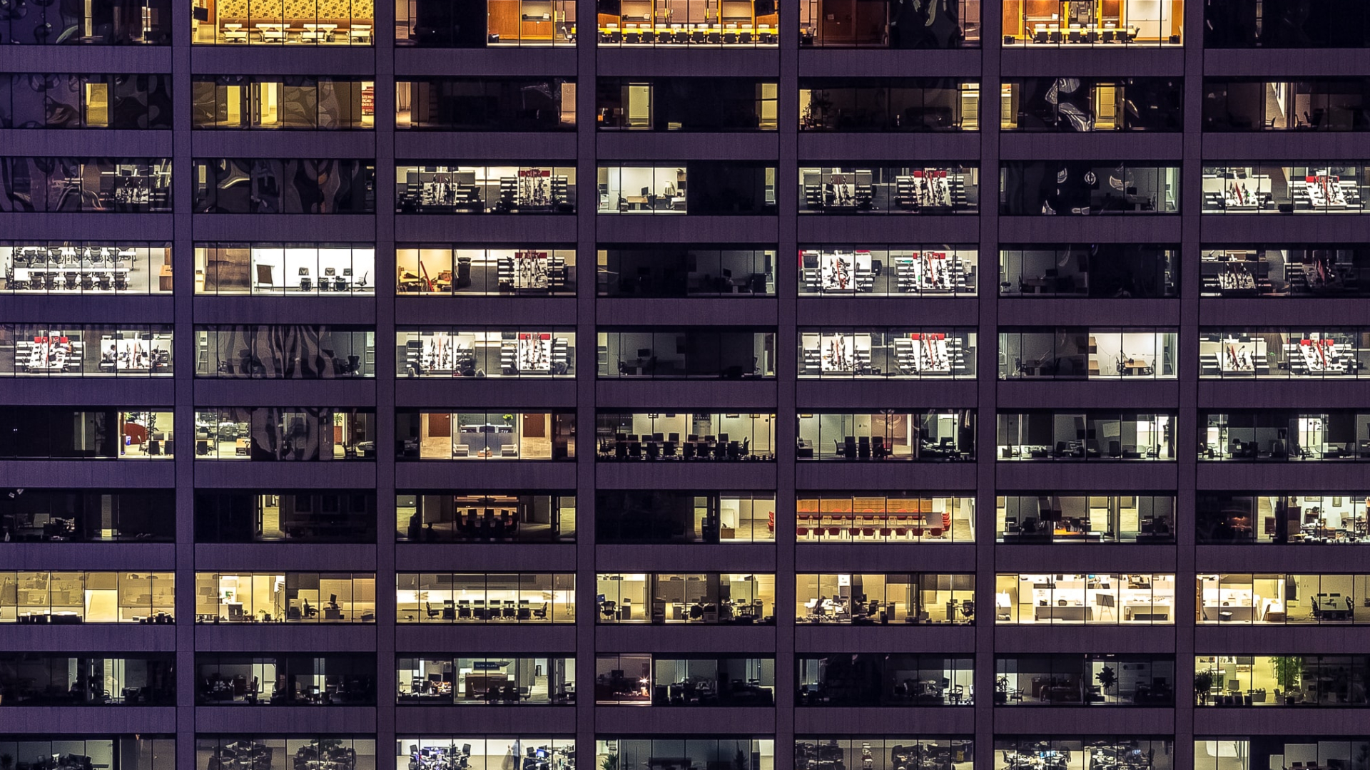 Bürogebäude bei Nacht