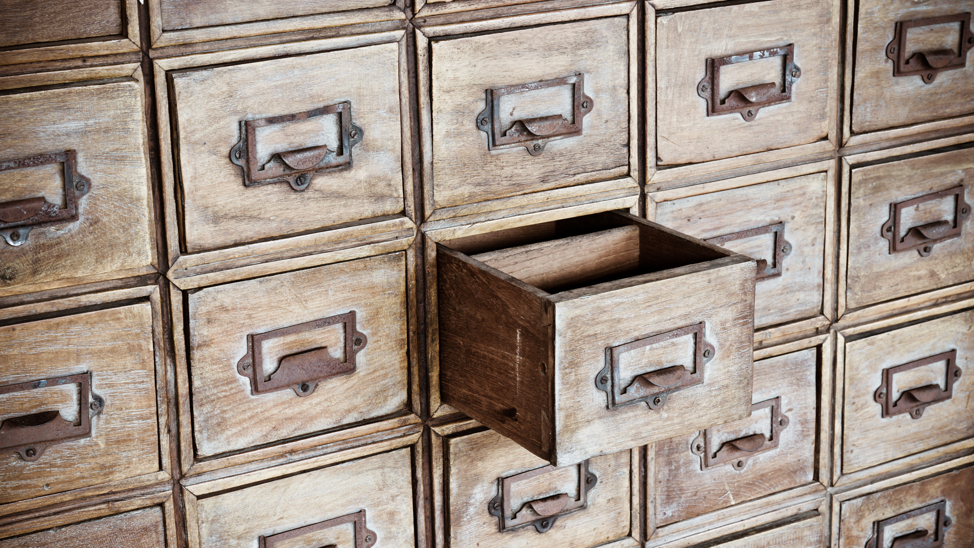 herausgezogene Schublade in altem Schrank