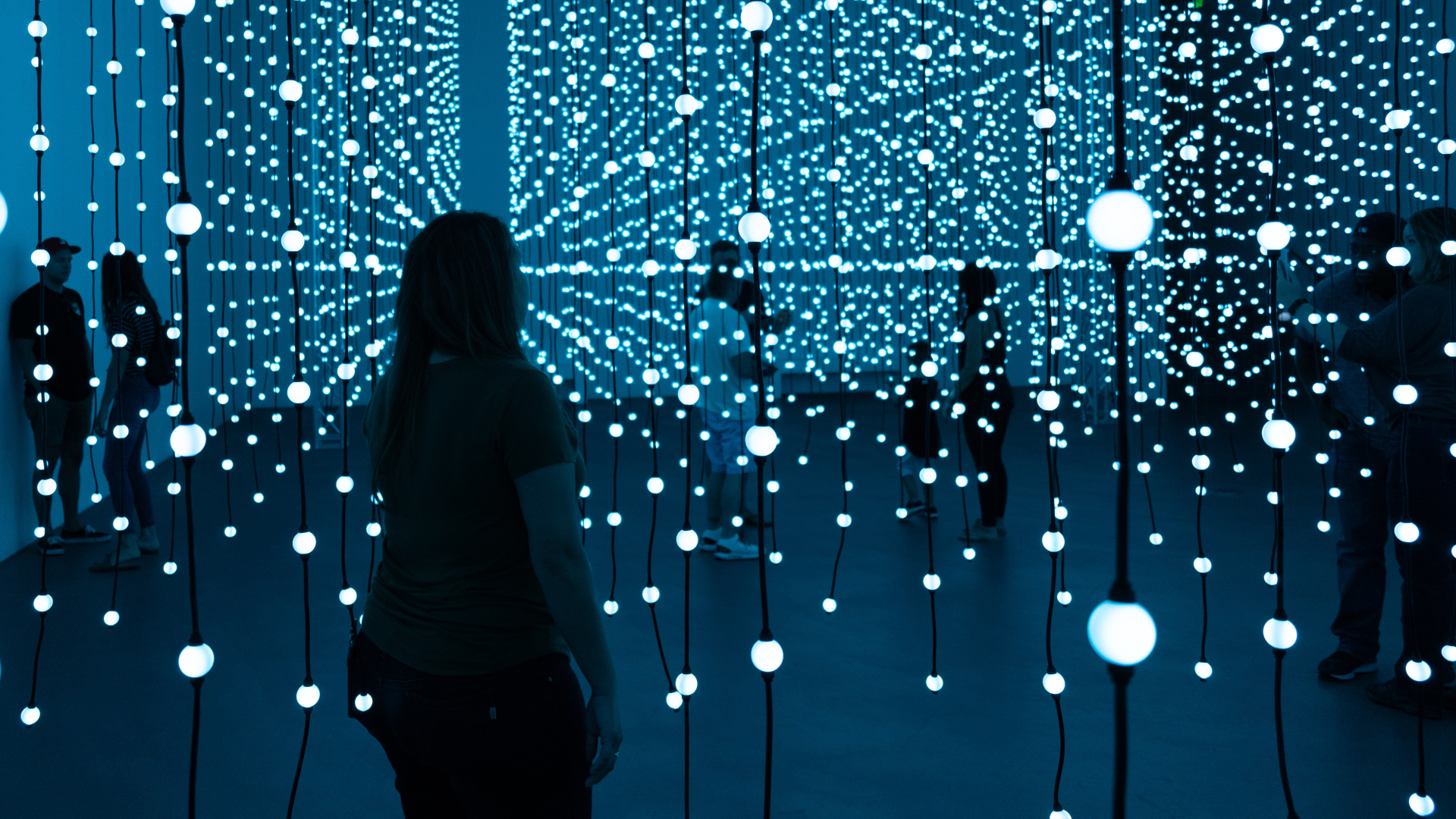 Frau in Kunstinstallation