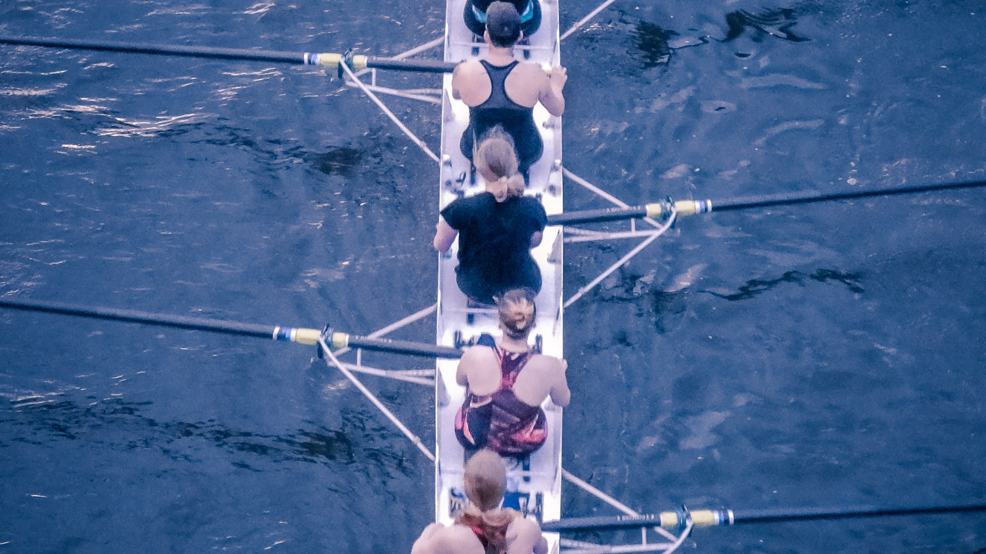Frauen von hinten im Ruderboot