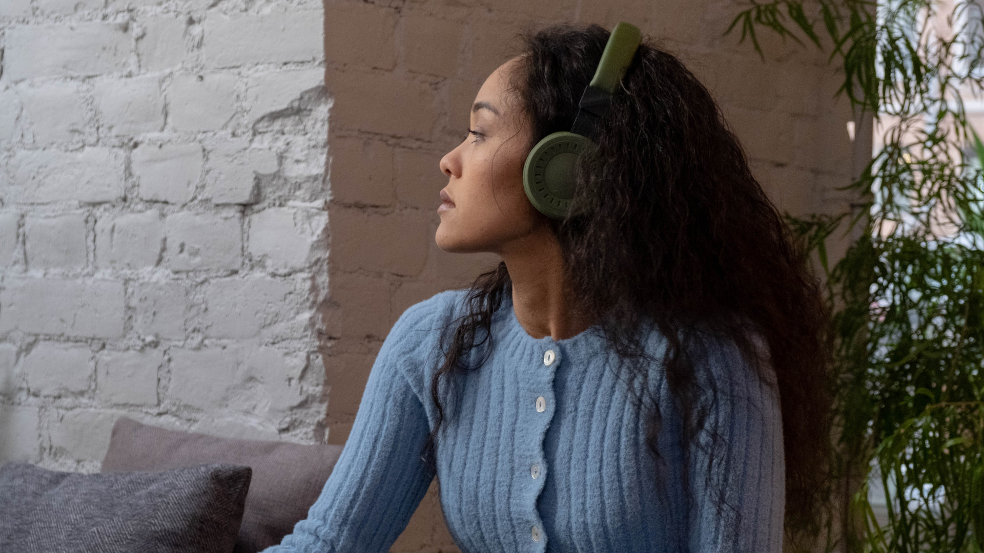 Frau mit Kopfhörern