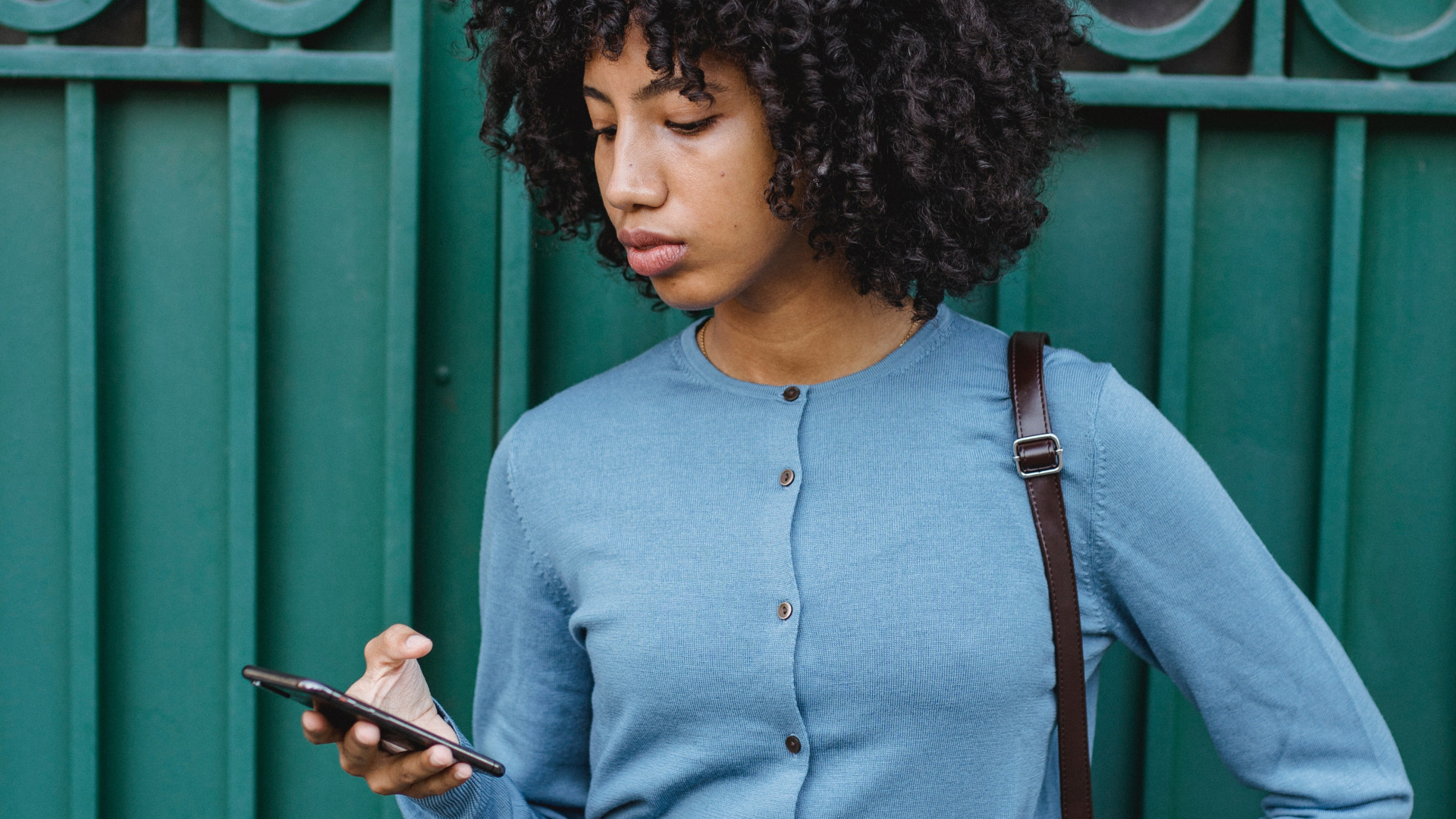 junge Frau am Smartphone
