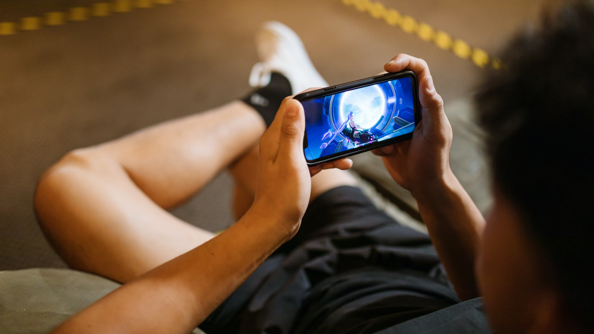 Mann spielt auf Smartphone