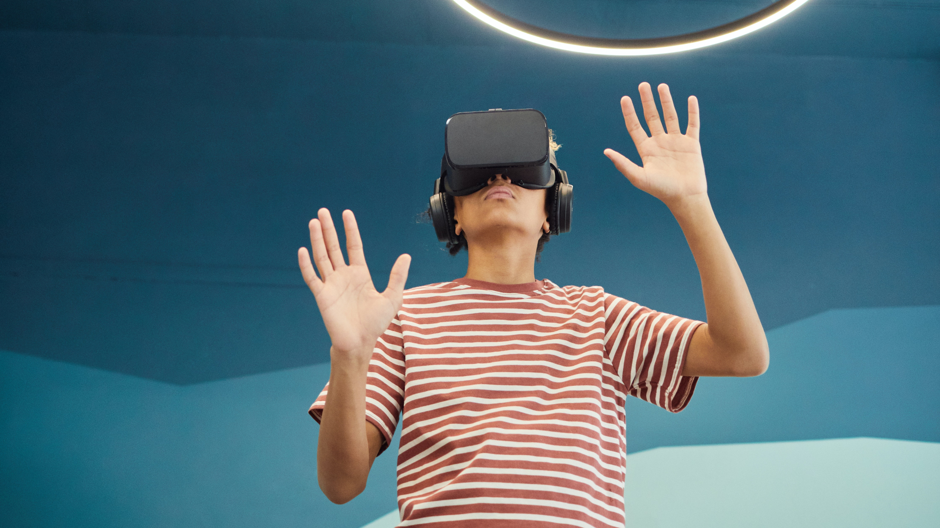 Junge mit VR-Brille