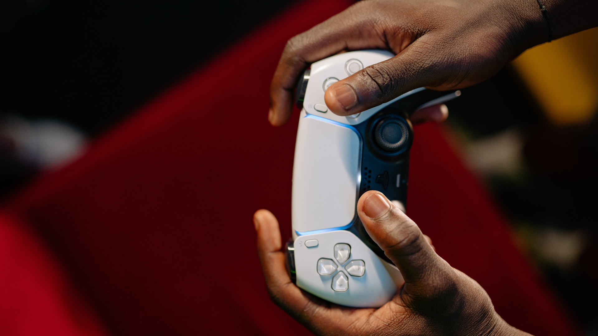 Person spielt mit Playstation 5