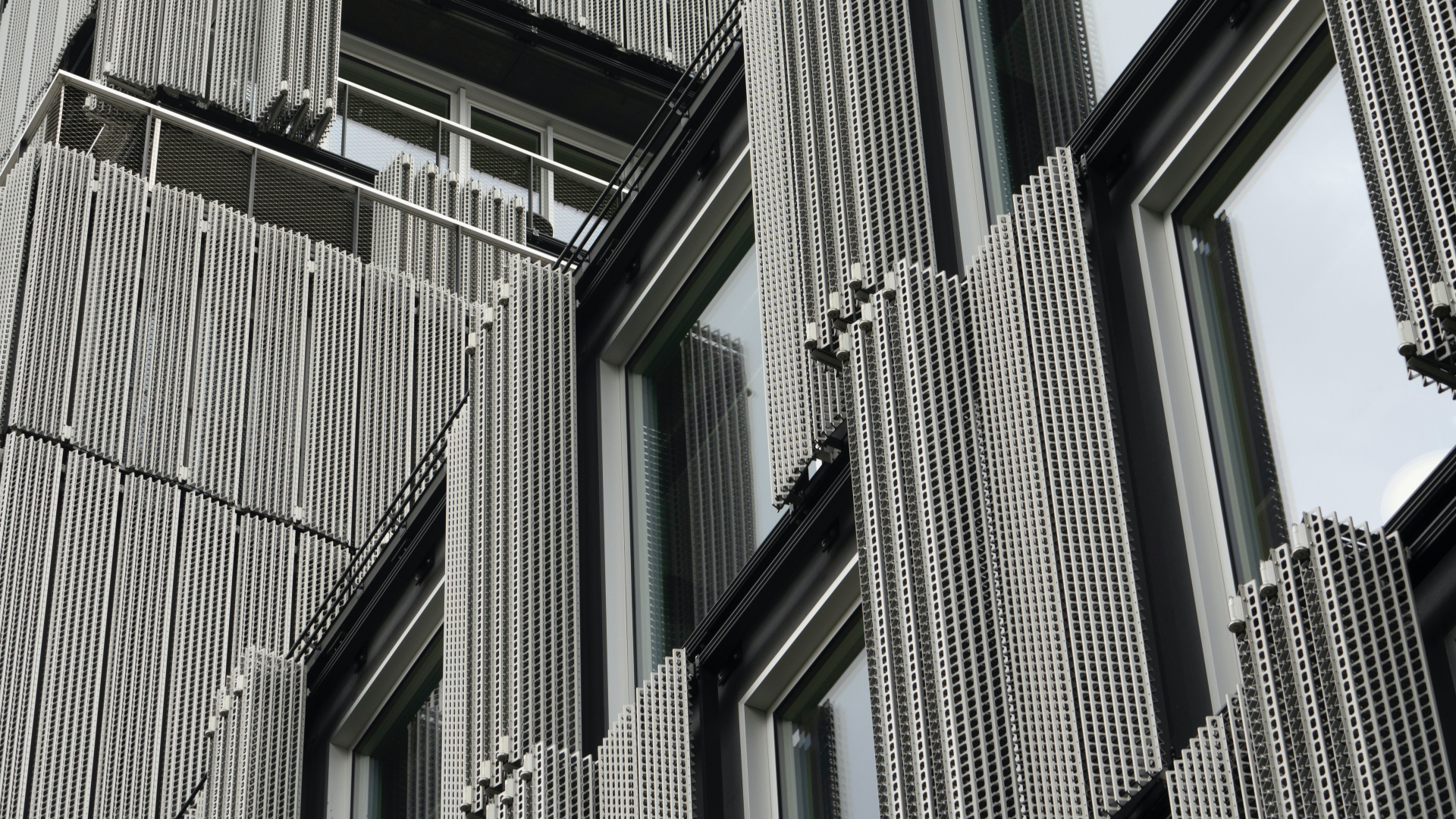 modernes Haus mit Jalousien