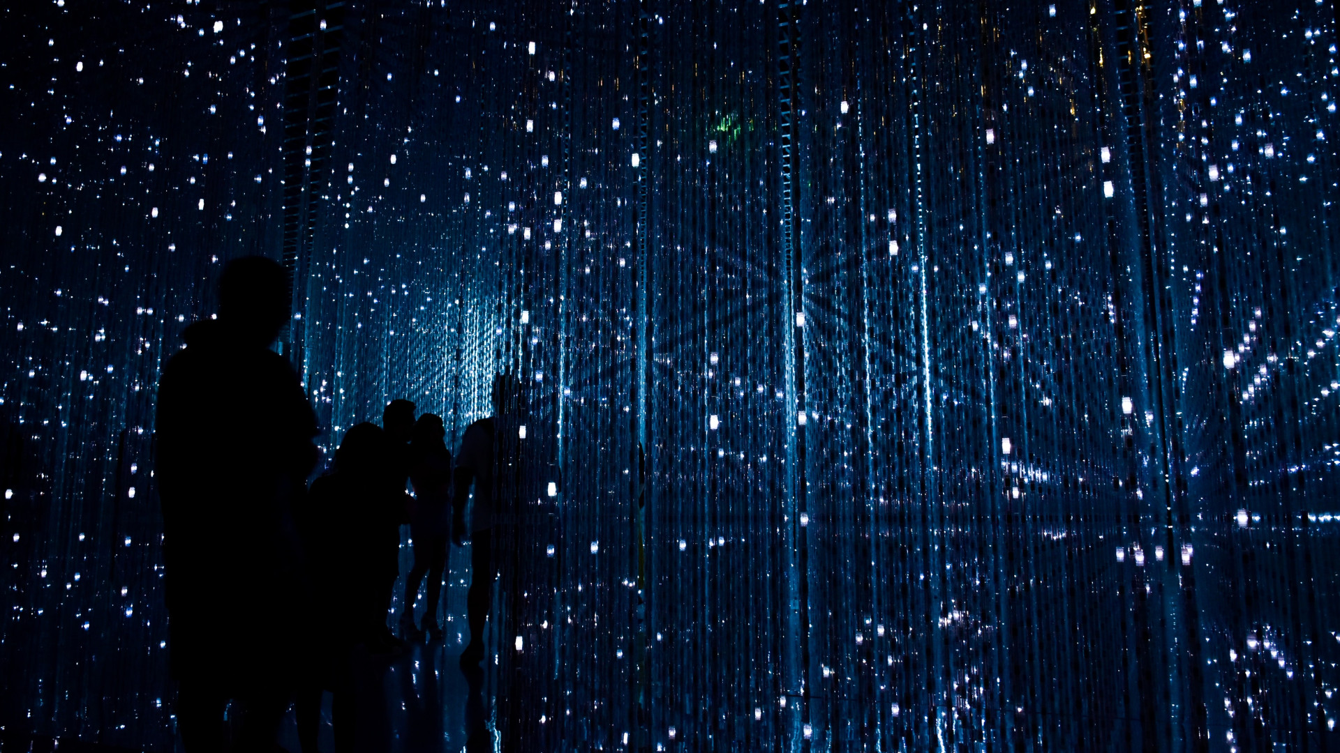 Personen in Kunstinstallation