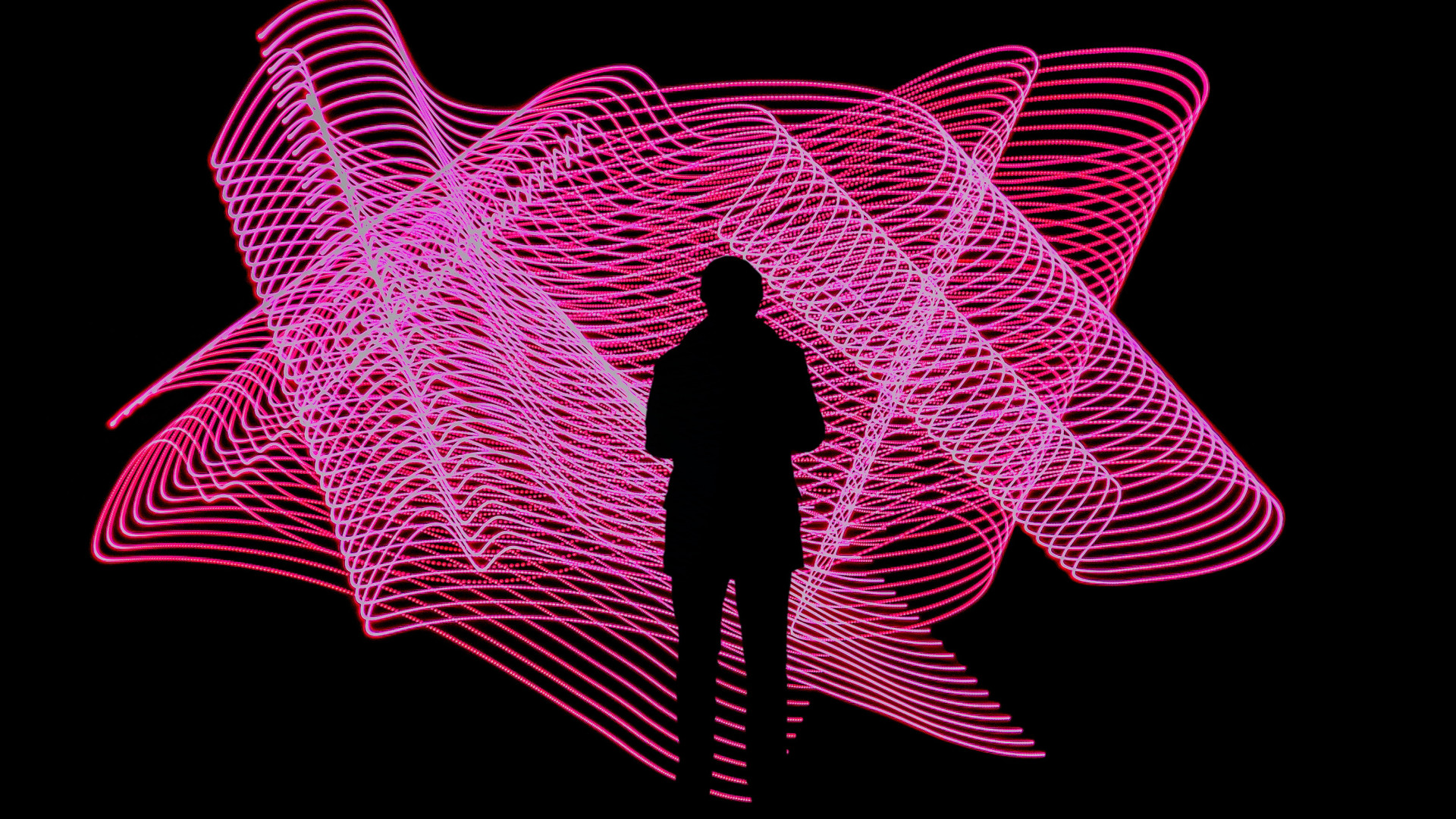 Person vor digitalem Kunstwerk