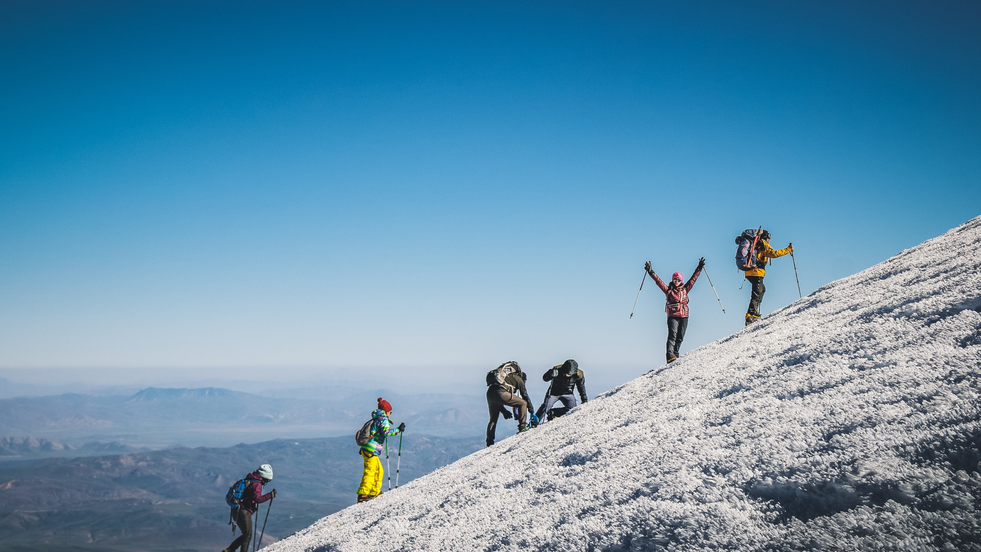 Eine Gruppe von Menschen, die auf einen Berg wandert