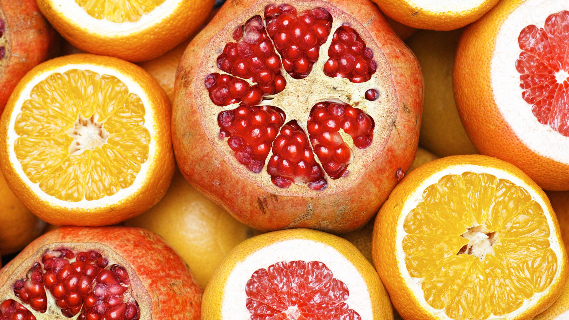 aufgeschnittene Orangen und Granatäpfel