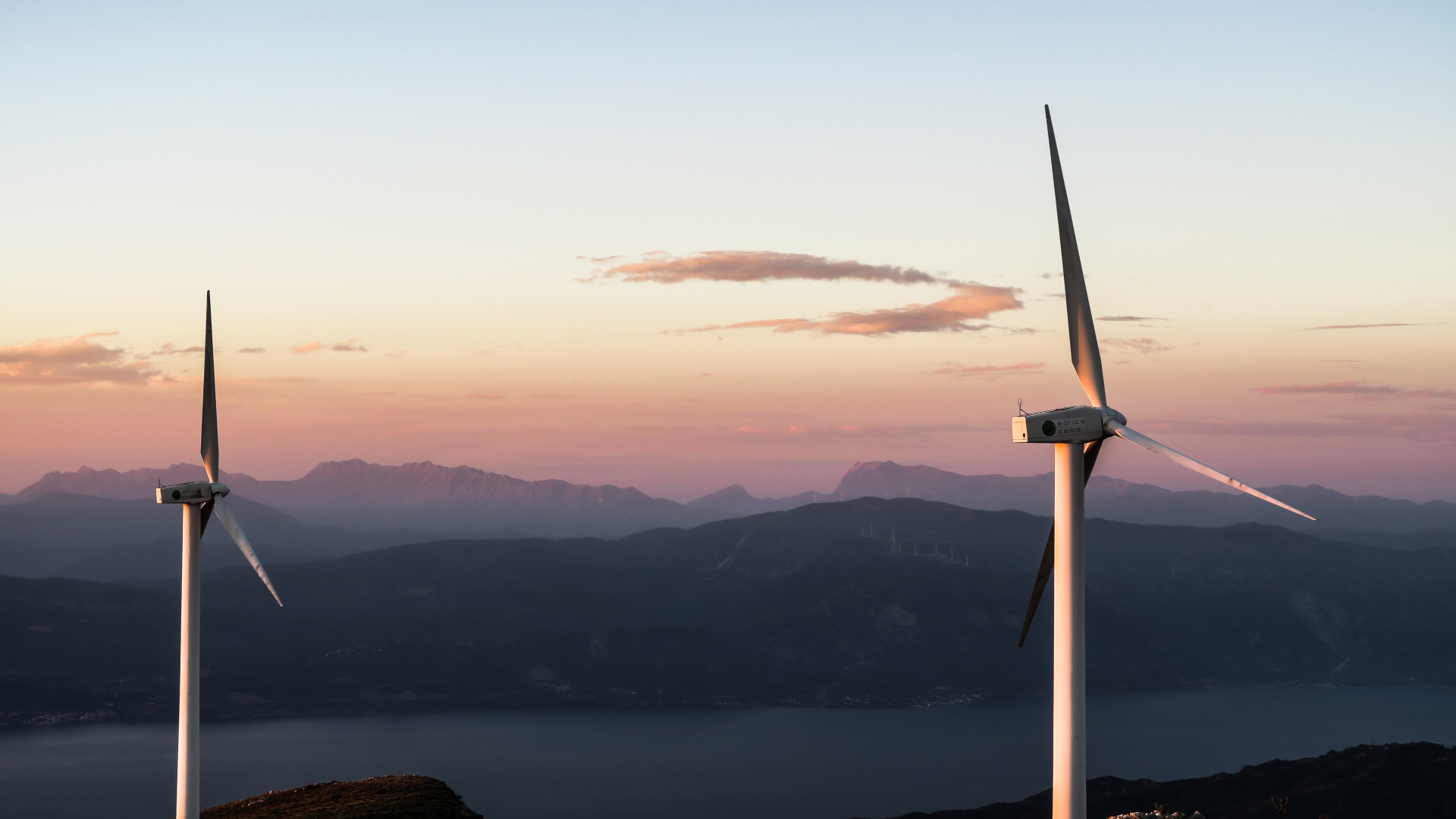 zwei Windräder