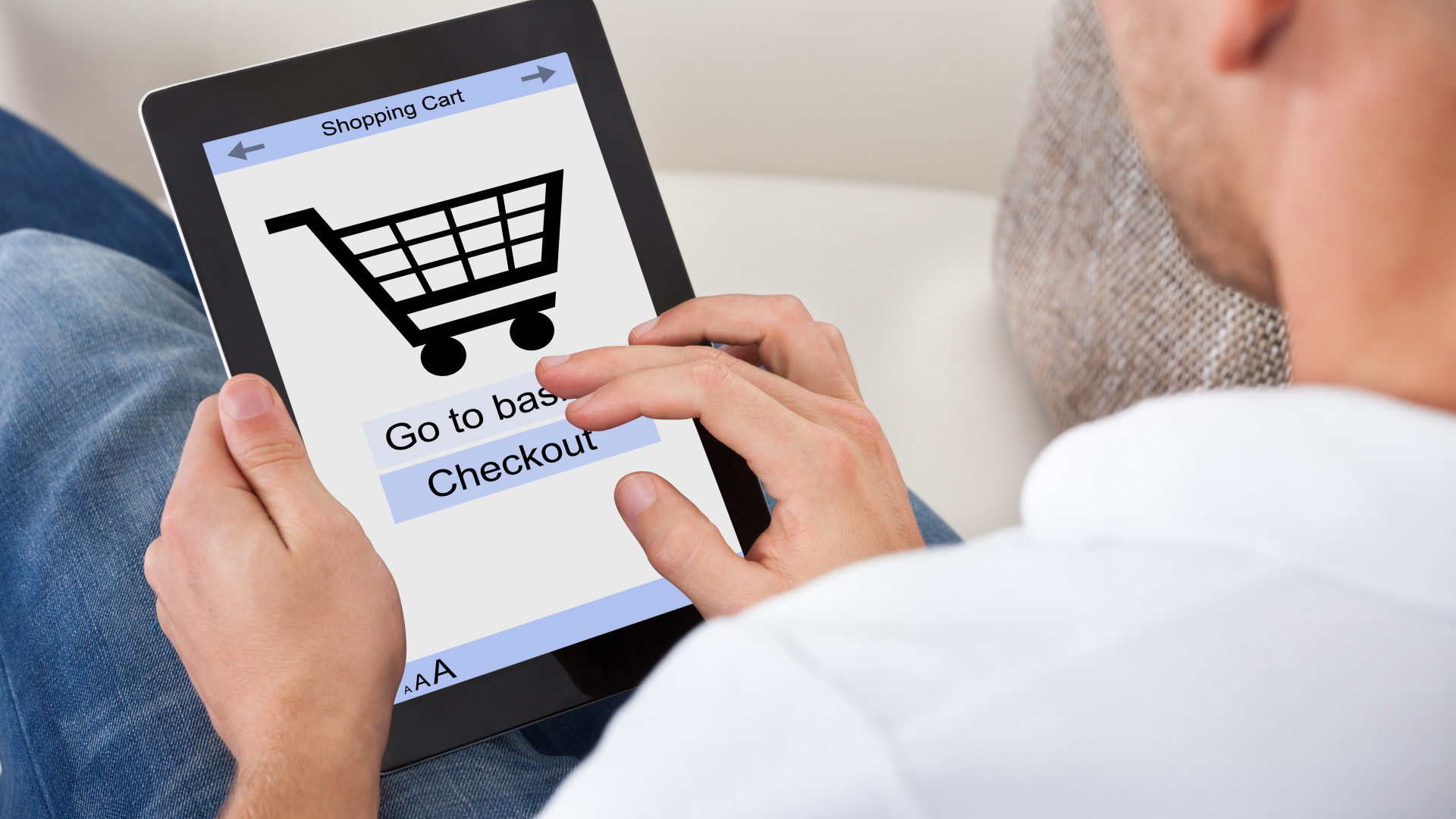 Mann kauft online auf einem Tablet ein