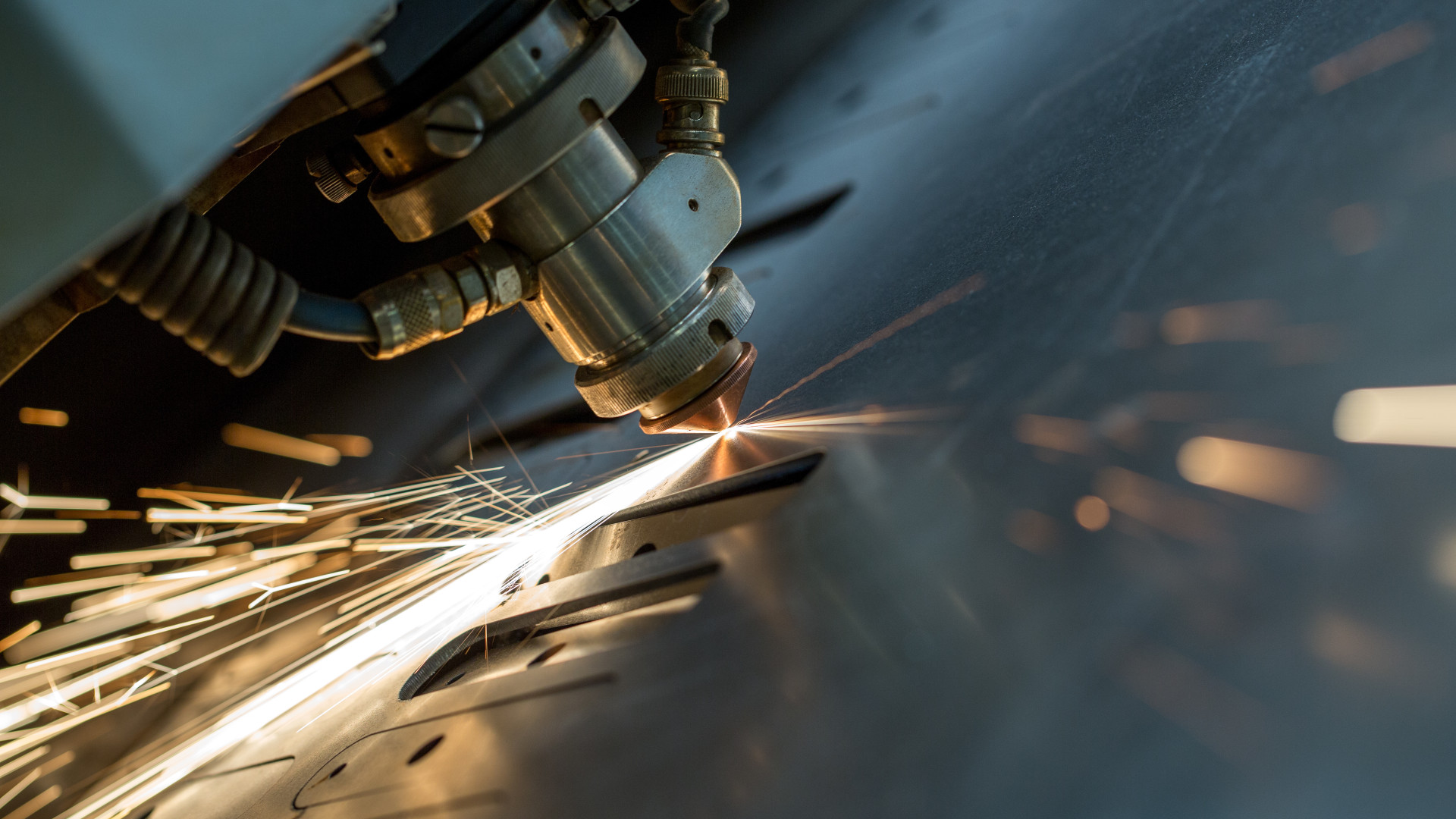 Laser schneidet Metall