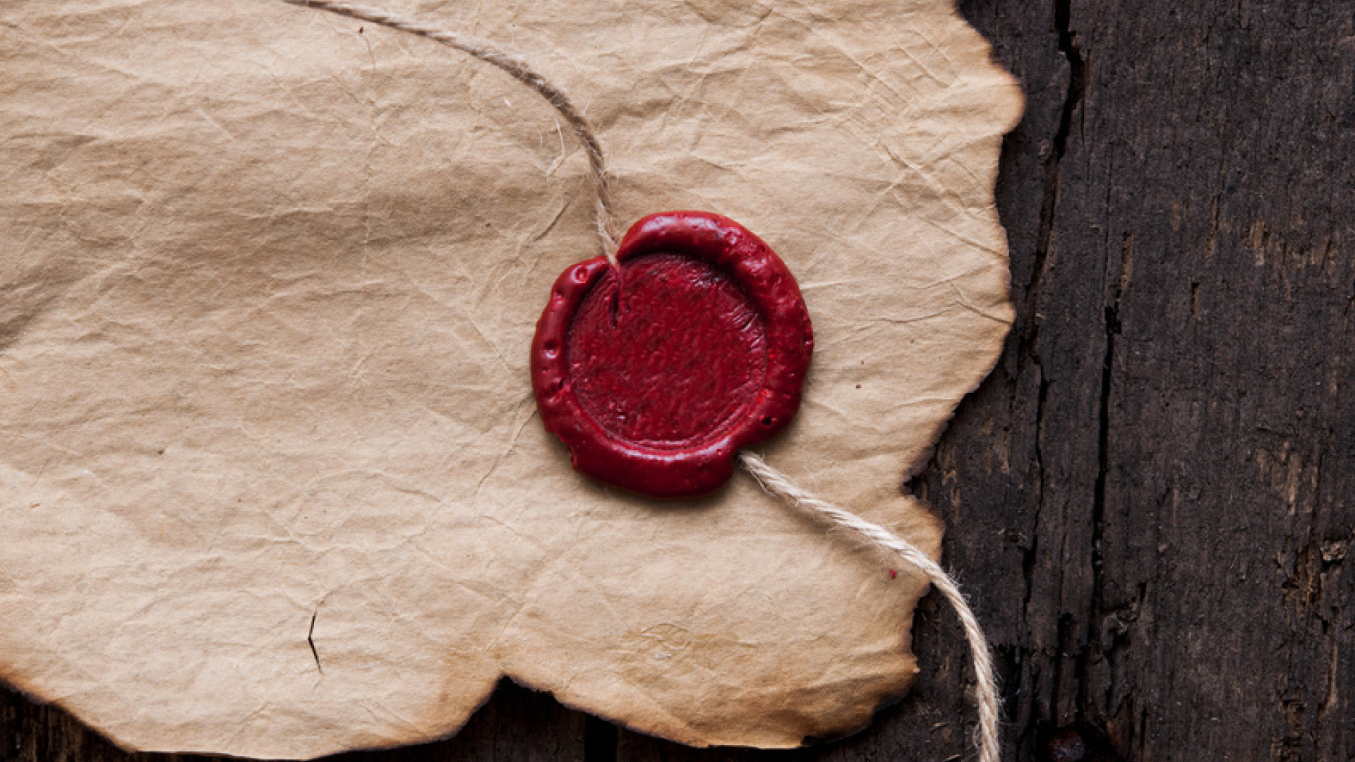 Rotes Waxsiegel auf Papier