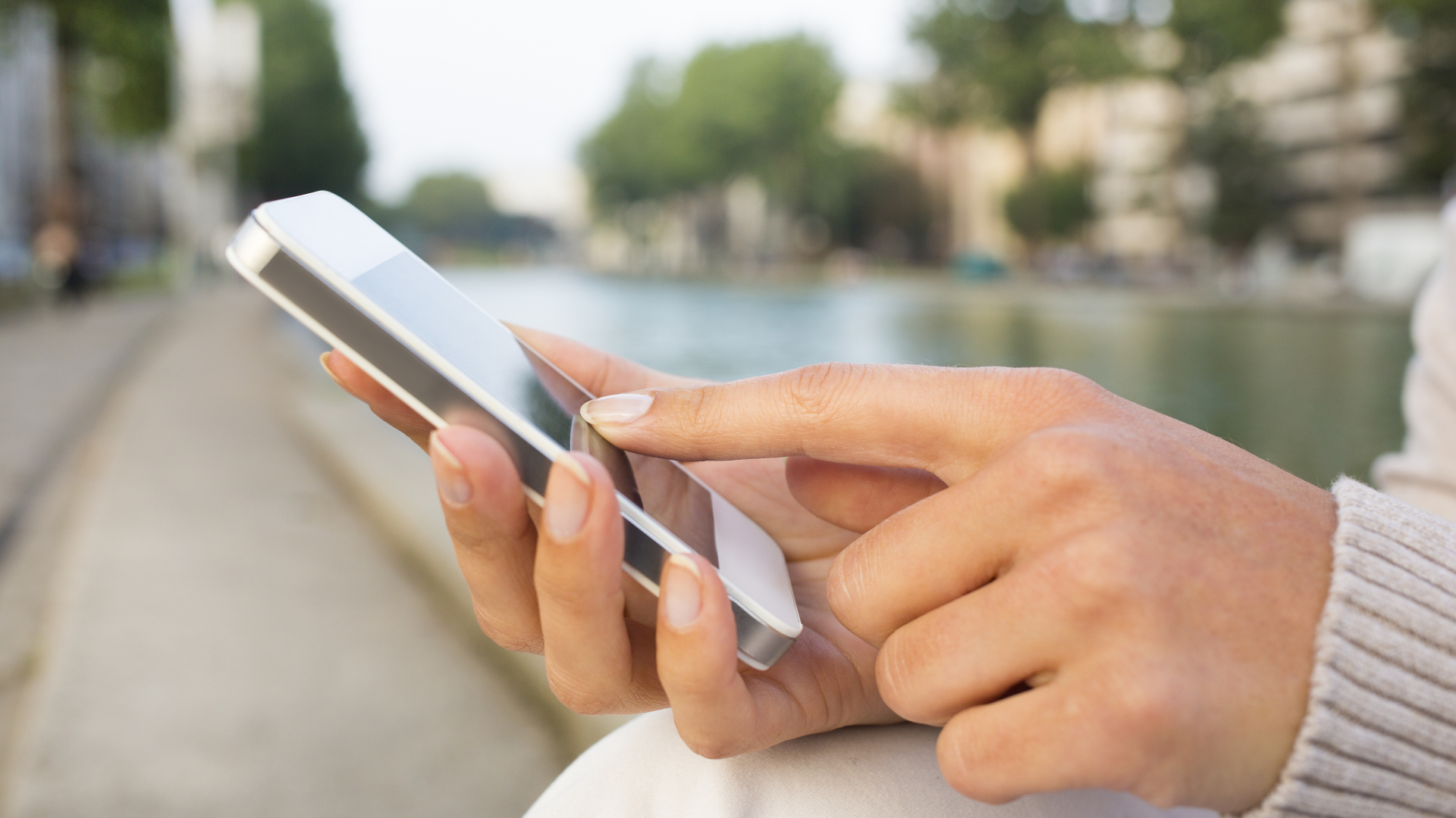 Frau tippt auf Smartphone