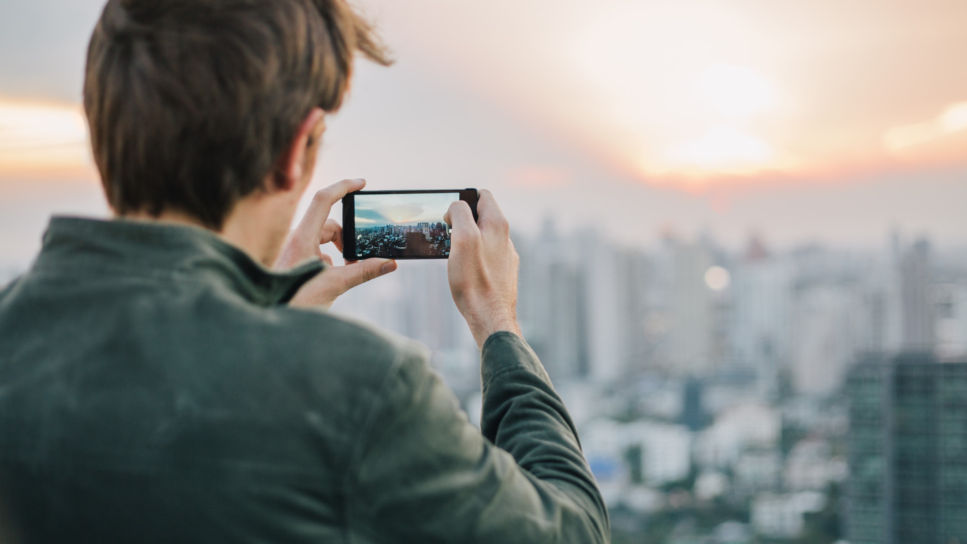 Mann macht Foto von Stadt