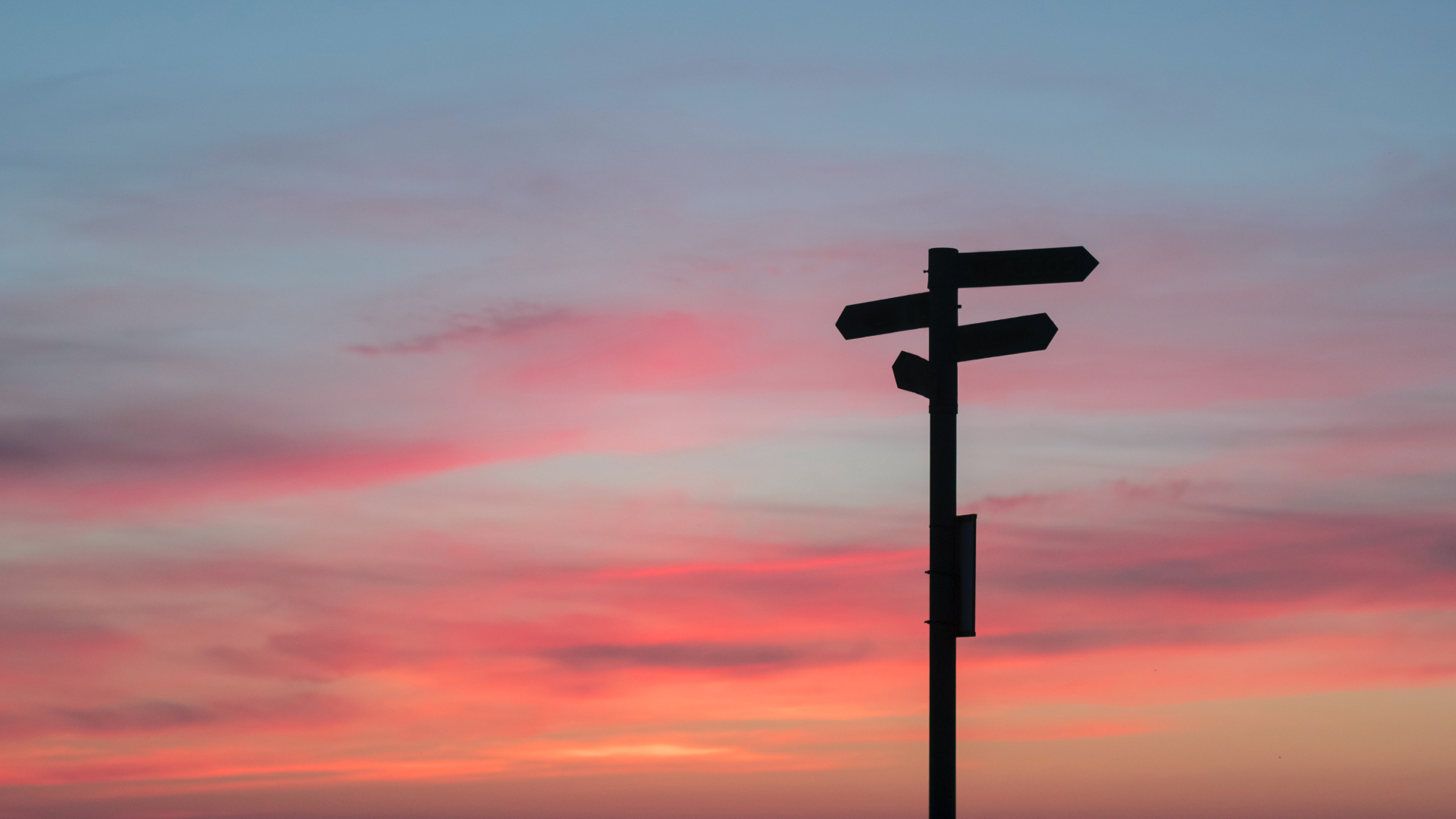 Wegweiser im Sonnenuntergang