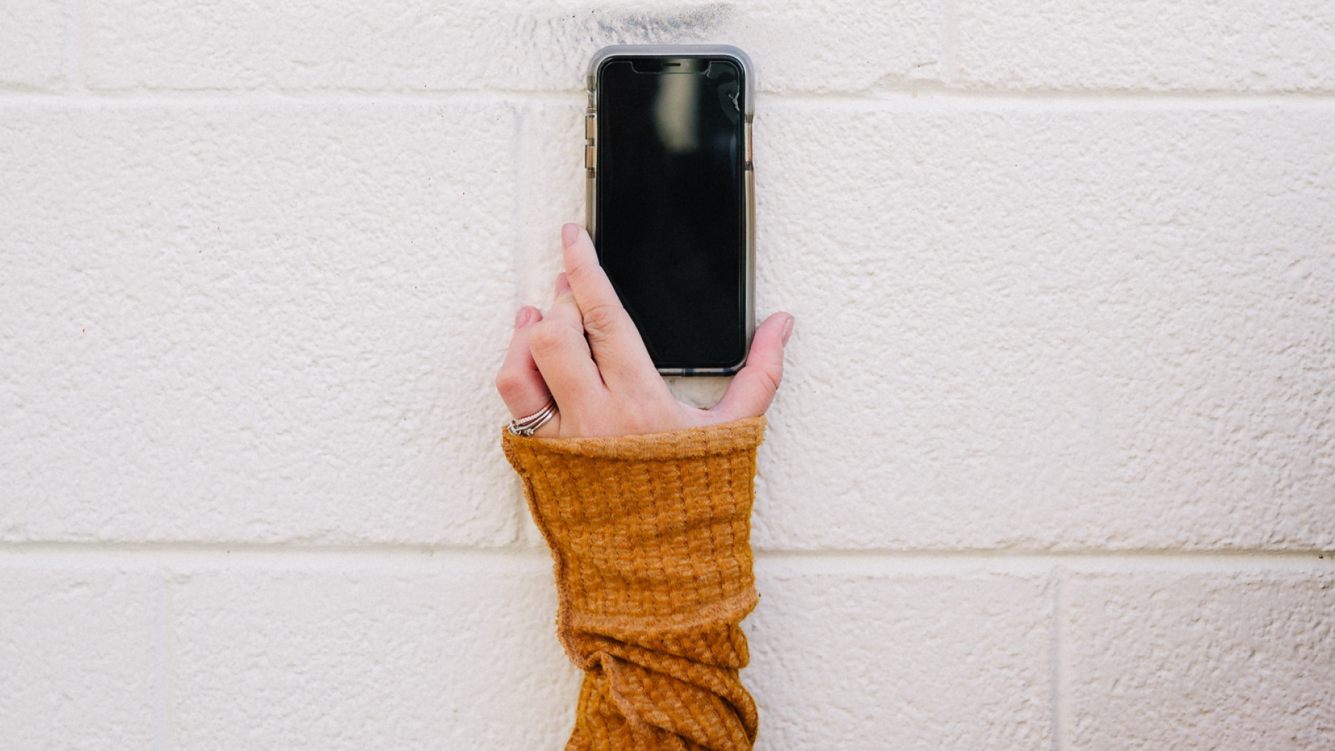 Handy und Likebutton auf einer Wand