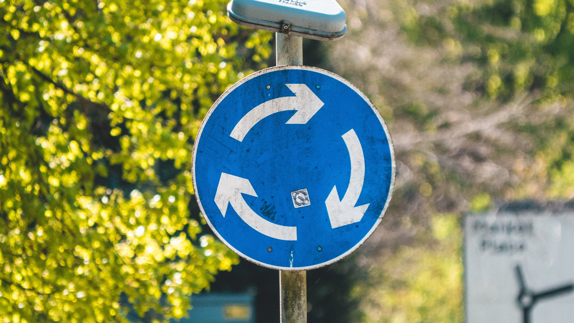 Verkehrsschild, das einen Kreisel anzeigt als Symbolbild für Circular Economy