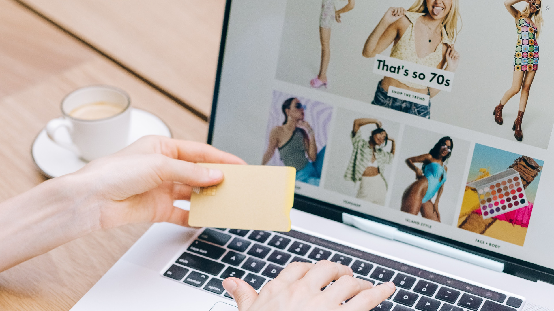 Frau am Laptop beim Online-Shopping