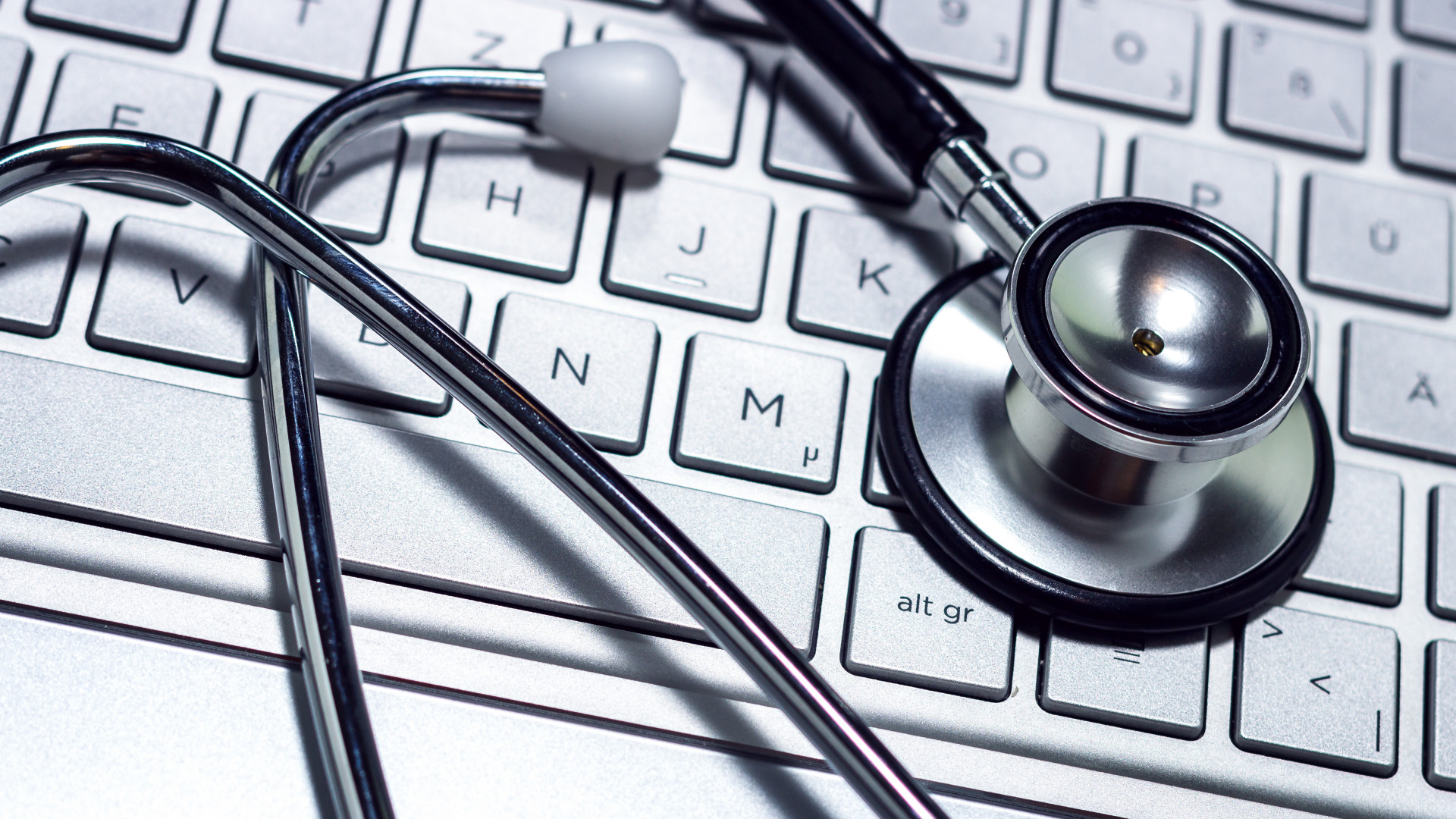 Stetoskop auf einer Tastatur 