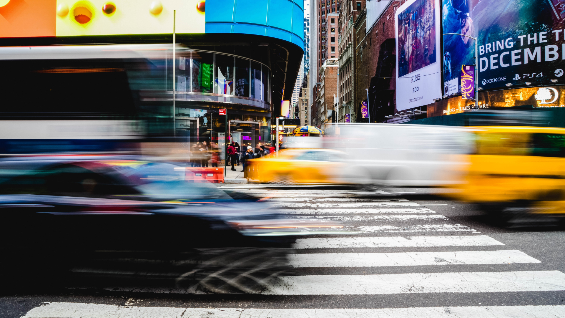 Mehrere Autos die auf einer Straße fahren