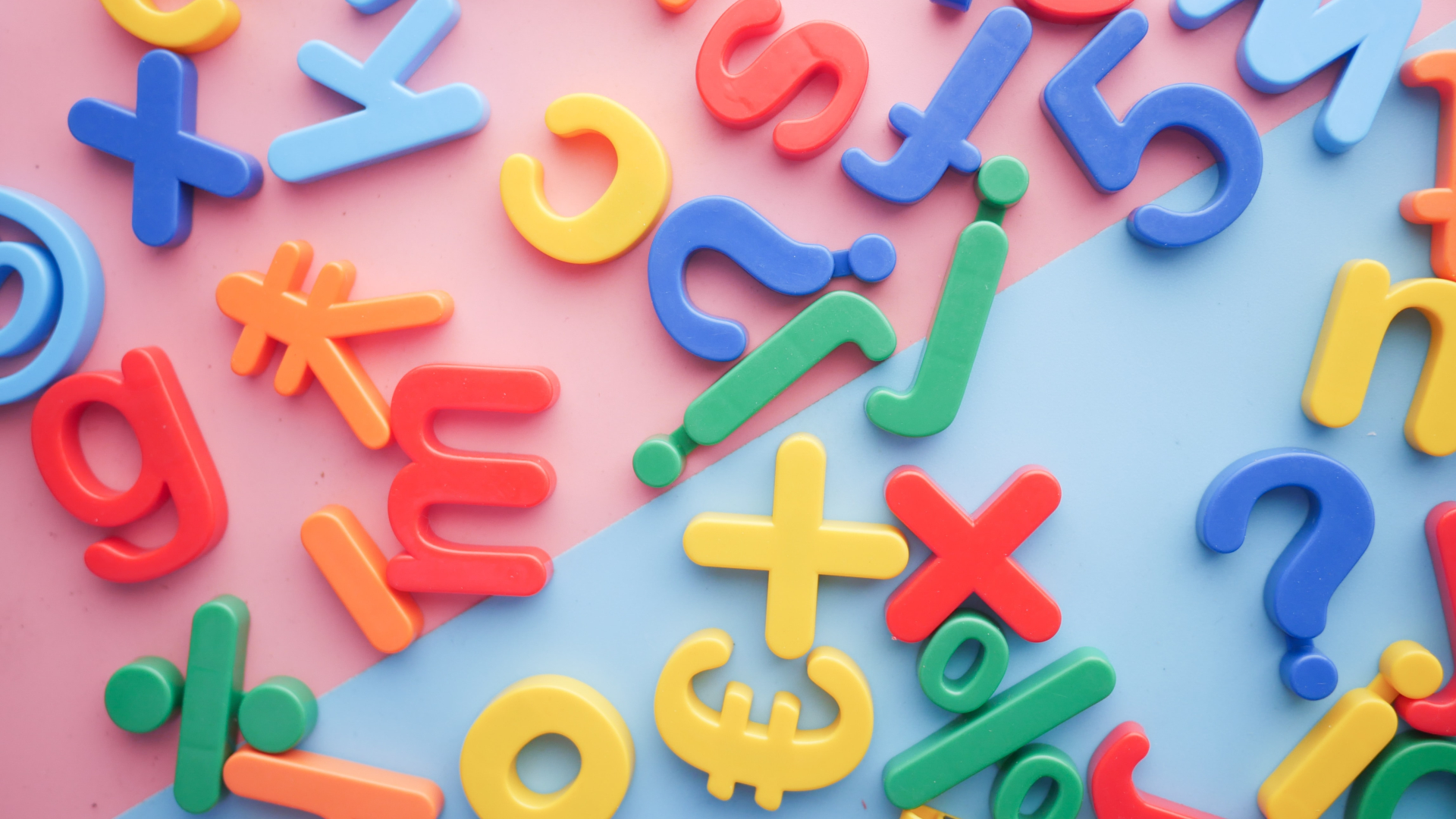 bunte Buchstabenmagneten
