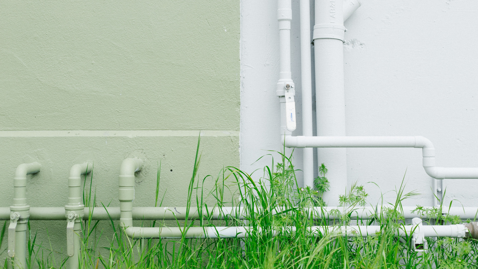 Rohre hinter einer Wiese