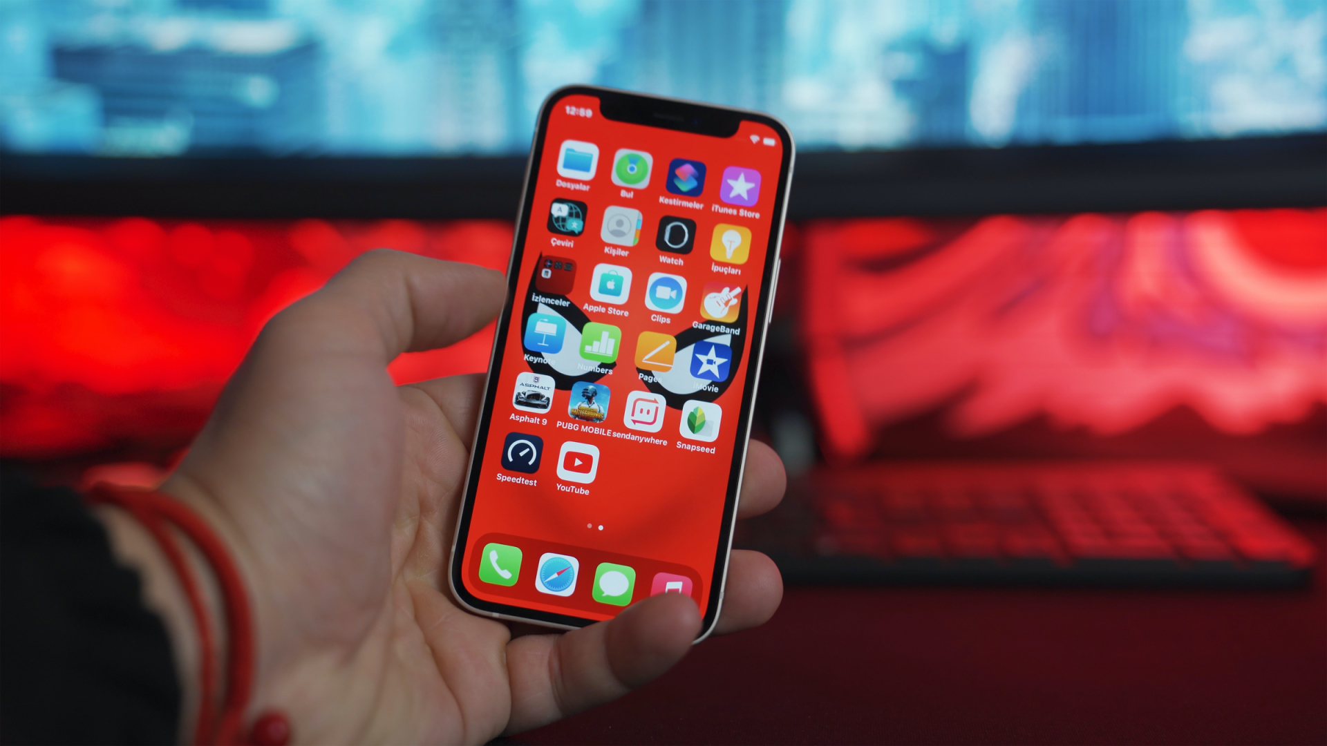 Smartphone mit diversen Apps in einer Hand
