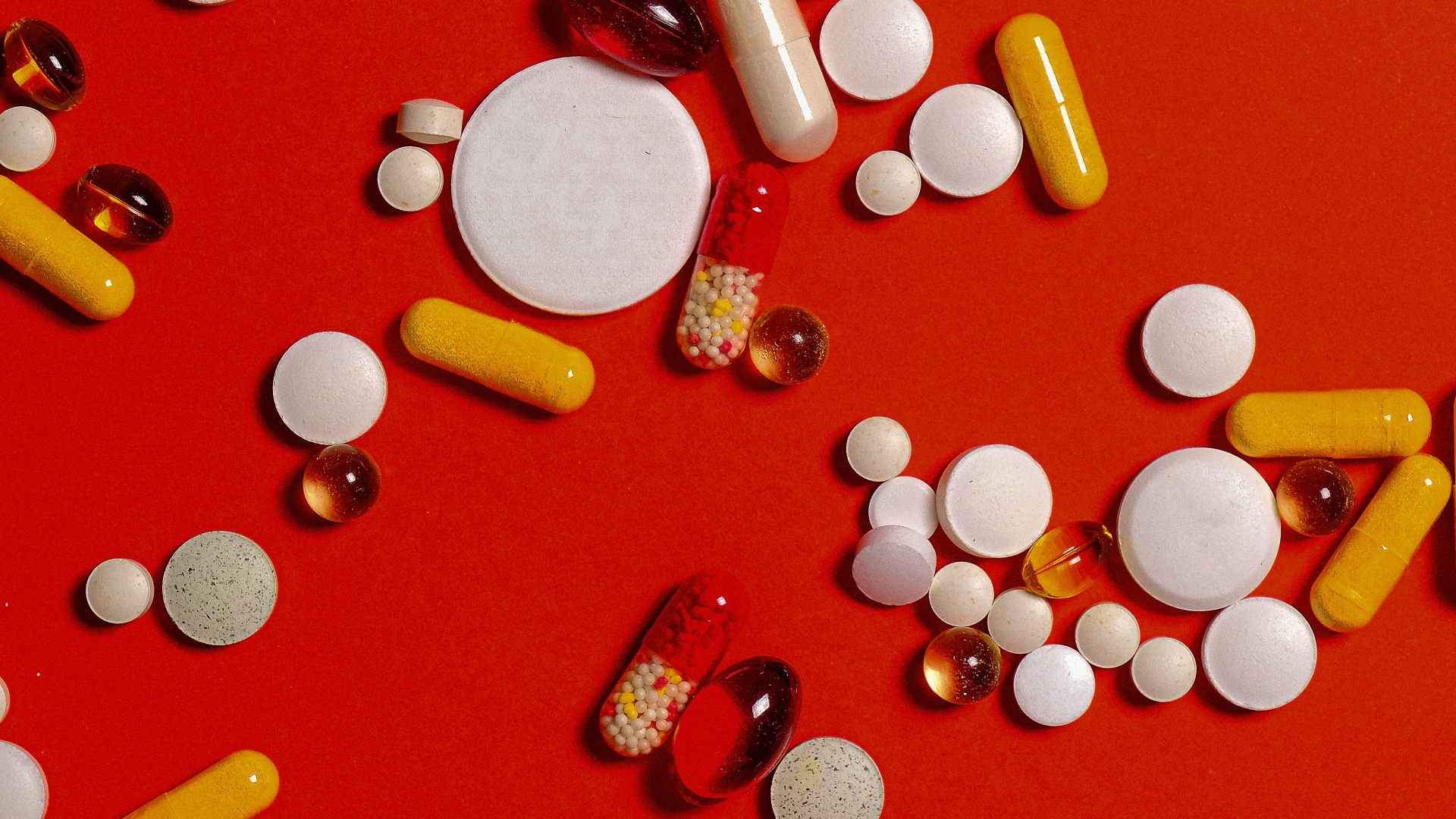 verschiedene Tabletten auf rotem Hintergrund