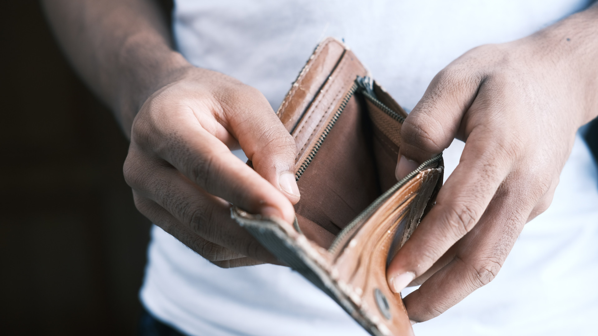 Mann mit leerer Brieftasche