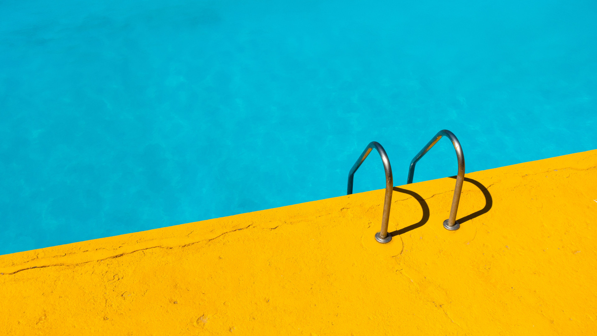Leiter in blauen Pool, der Poolrand ist gelb