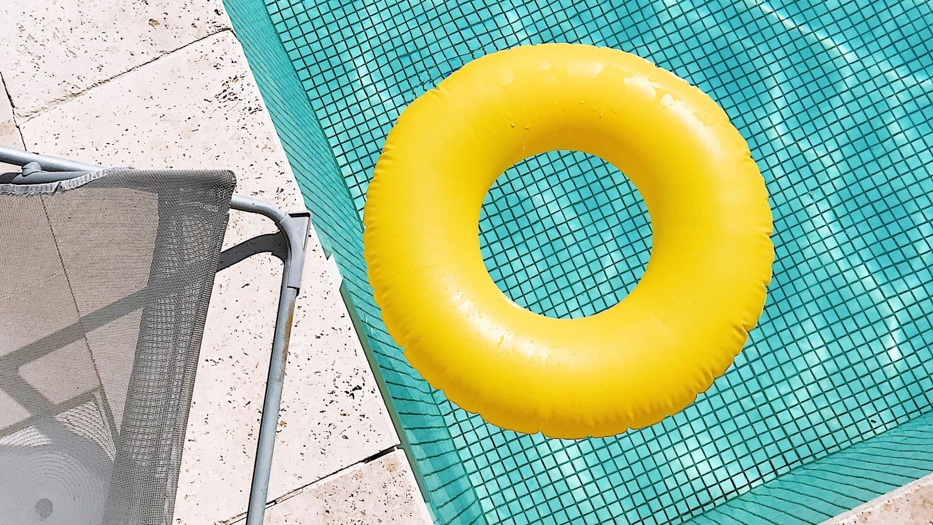Pool mit Schwimmring und Stuhl