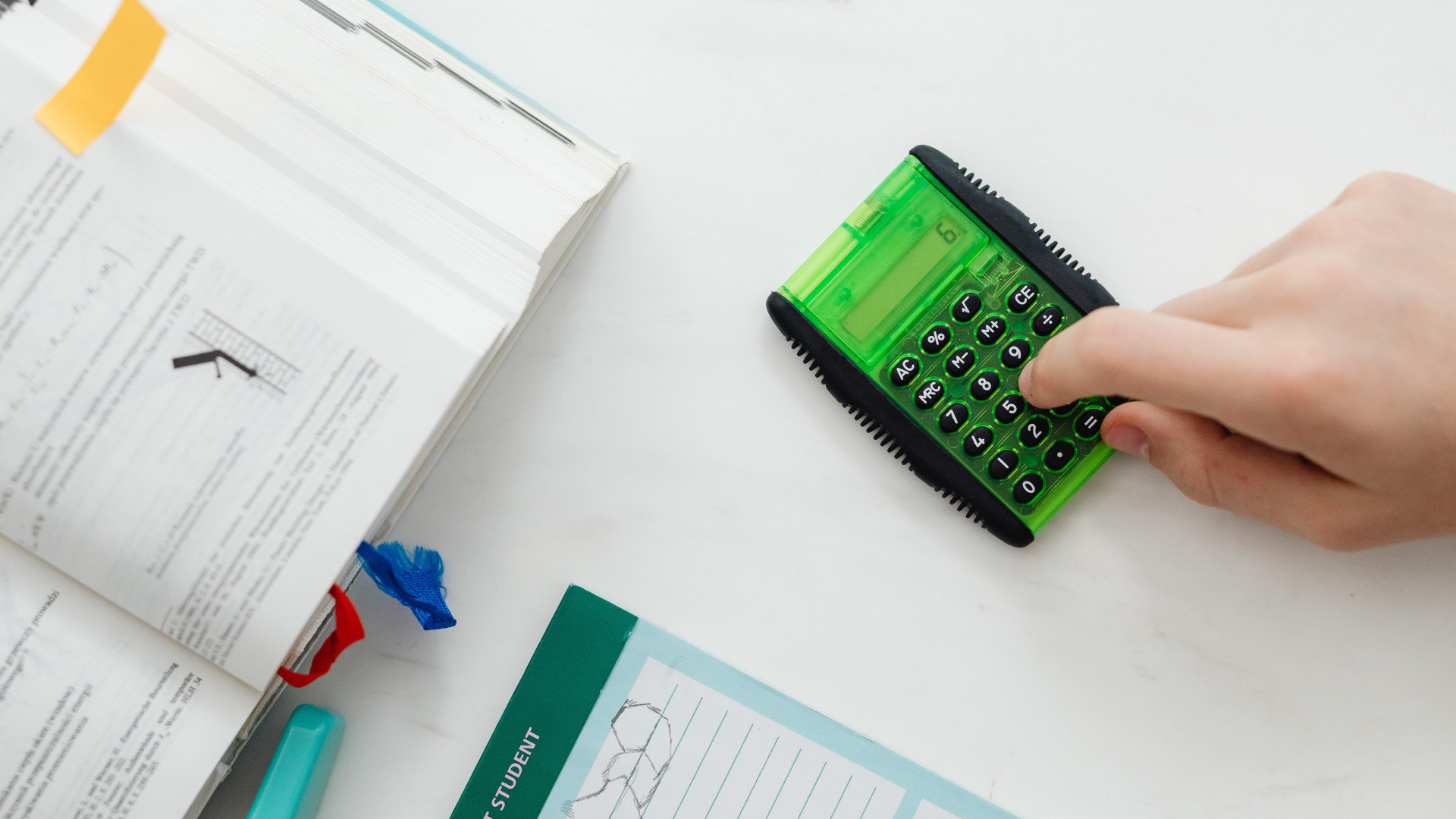 Schreibtisch mit Buch und Taschenrechner