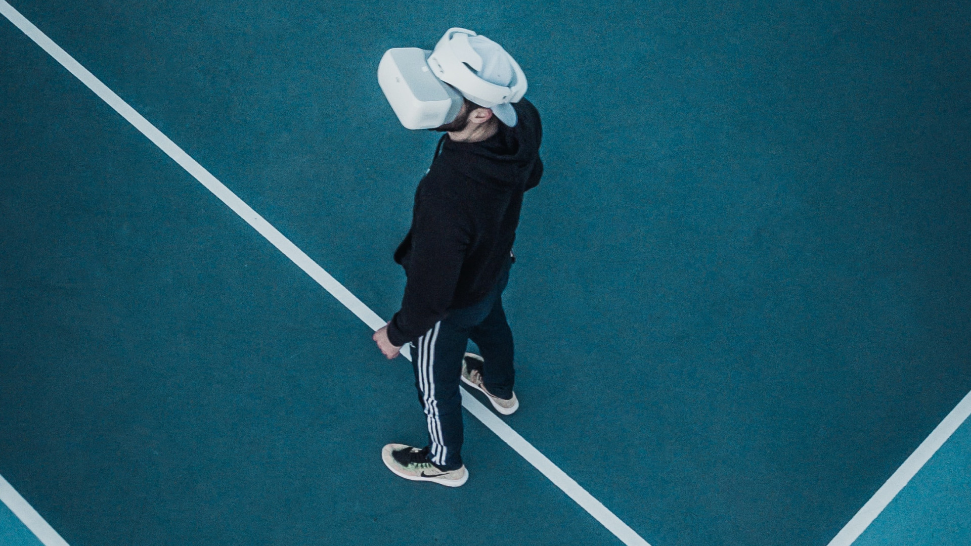 Mann mit VR Brille auf einem Spielfeld