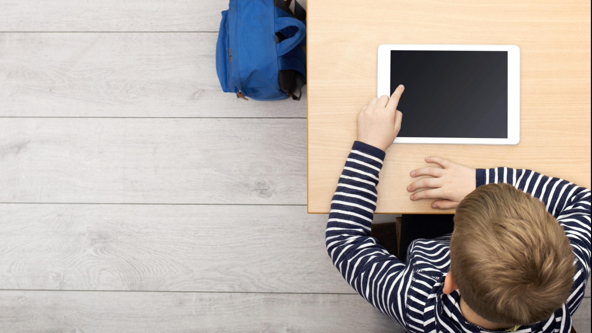 Kind in der Schule mit Tablet