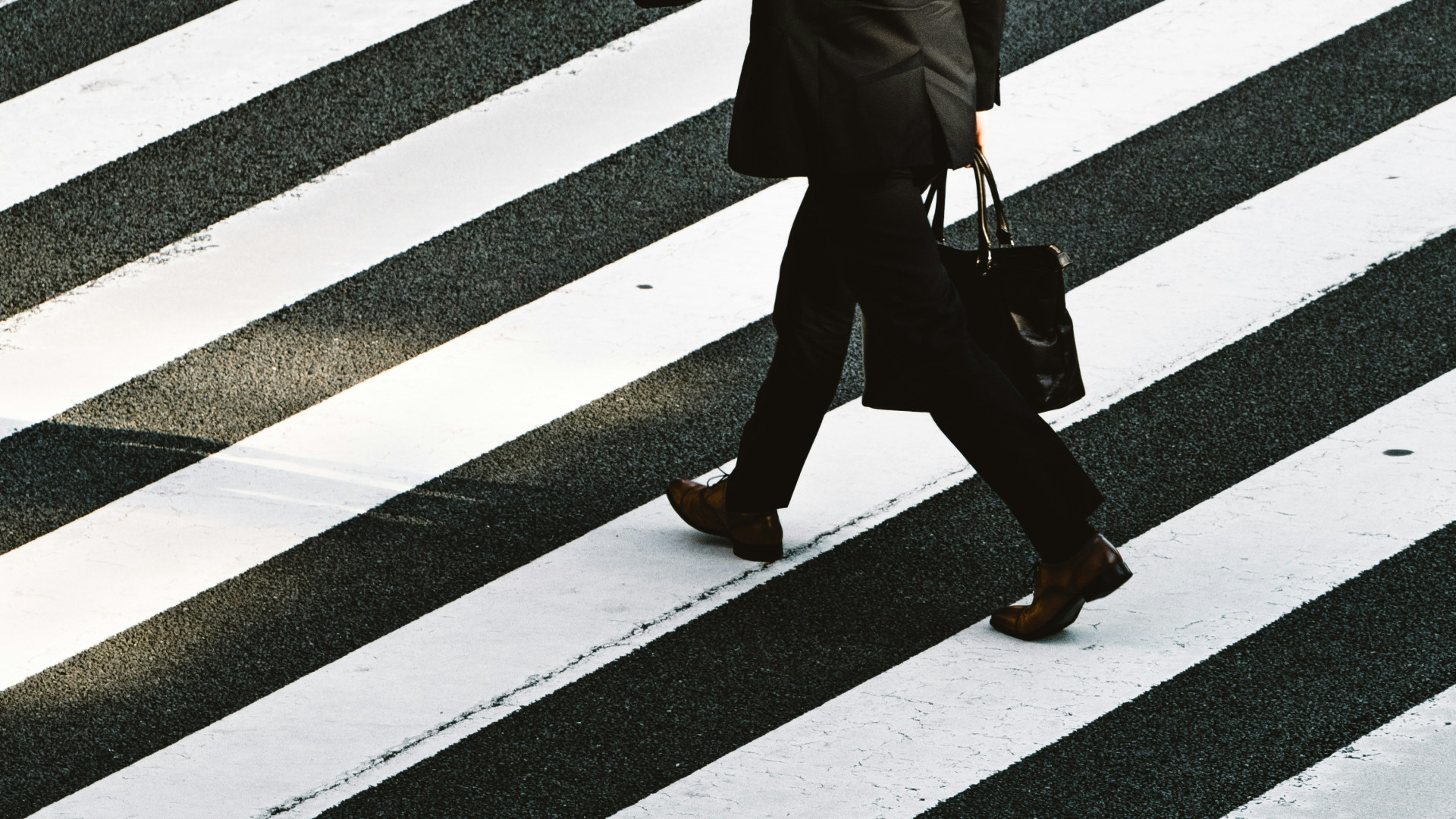 Menschen laufen überZebrastreifen