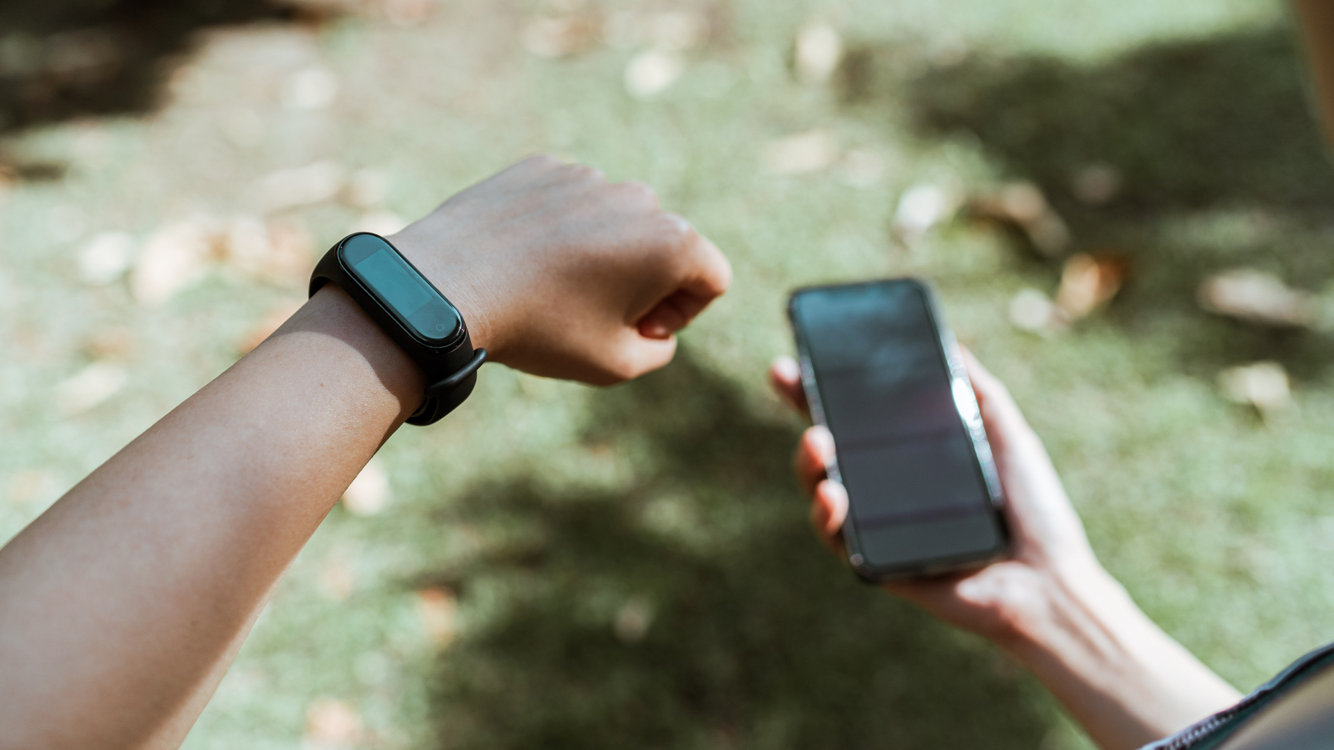 Smartwatch mit Telefon beim Joggen