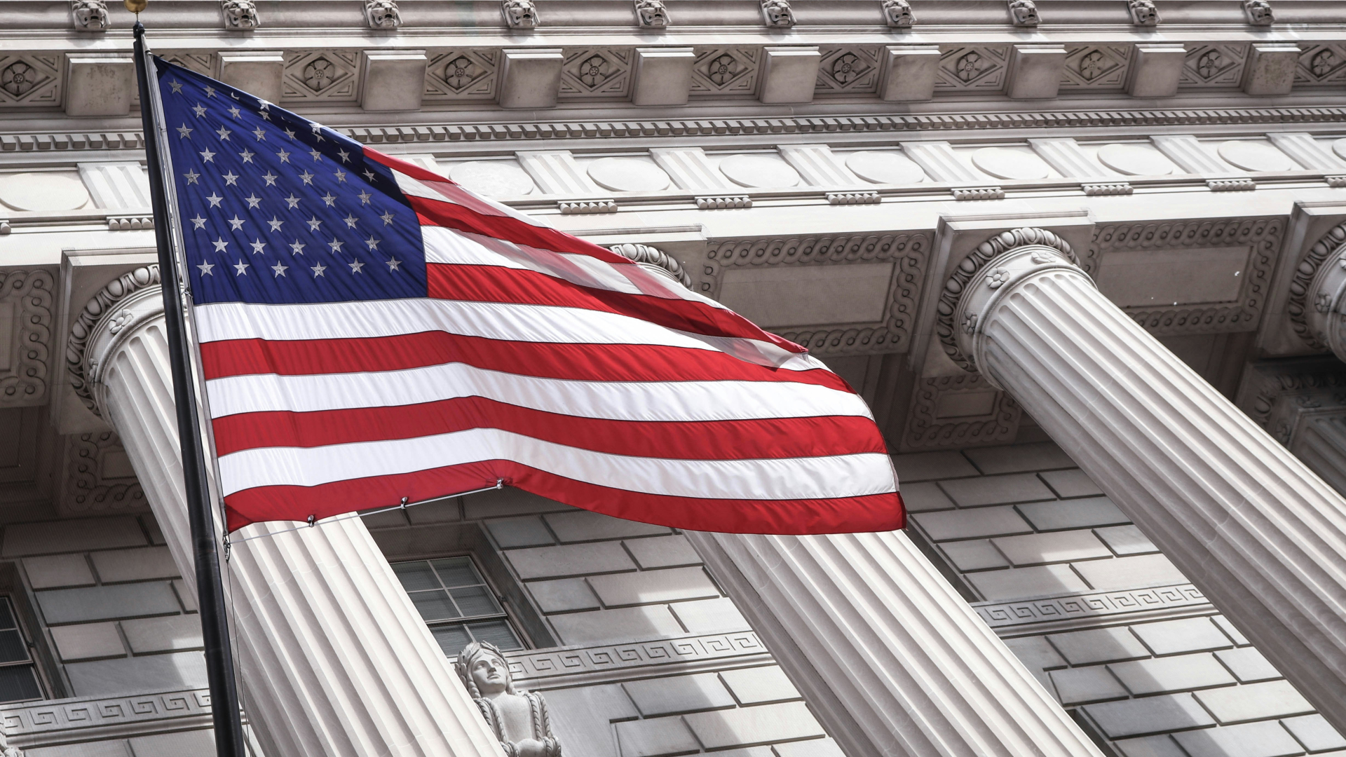 Flagge Amerikas / der USA vor einem Gebäude in Washington