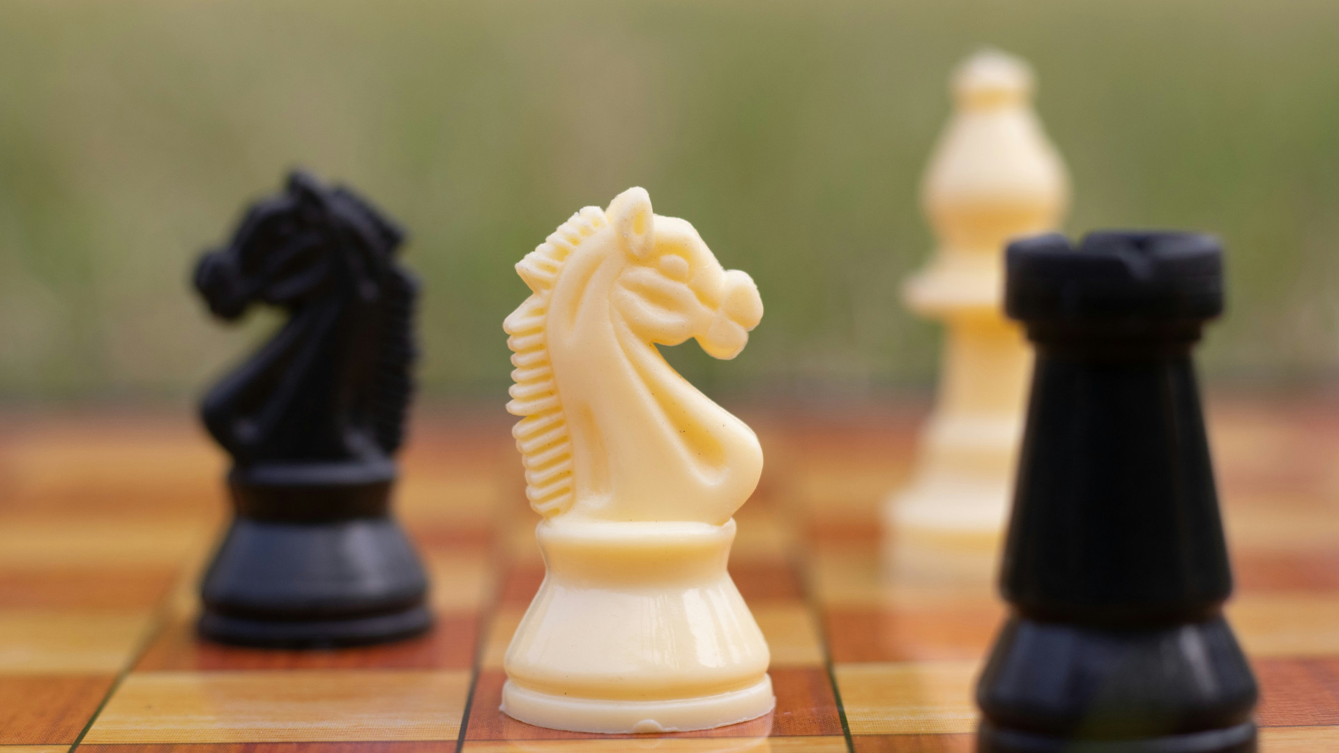 Schachbrett mit Springer, Bauer und Läufer