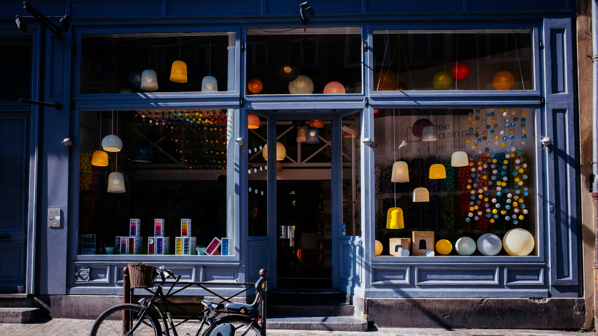 Fensterfront eines Lampengeschäfts