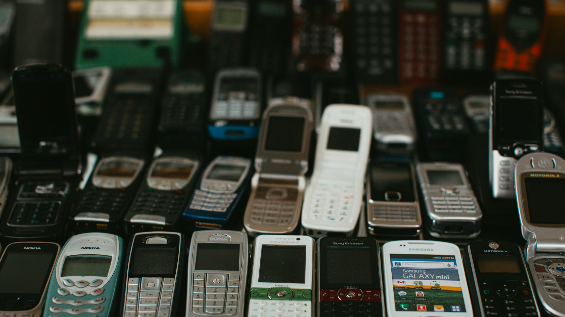 viele verschiedene alte Smartphones und Handys