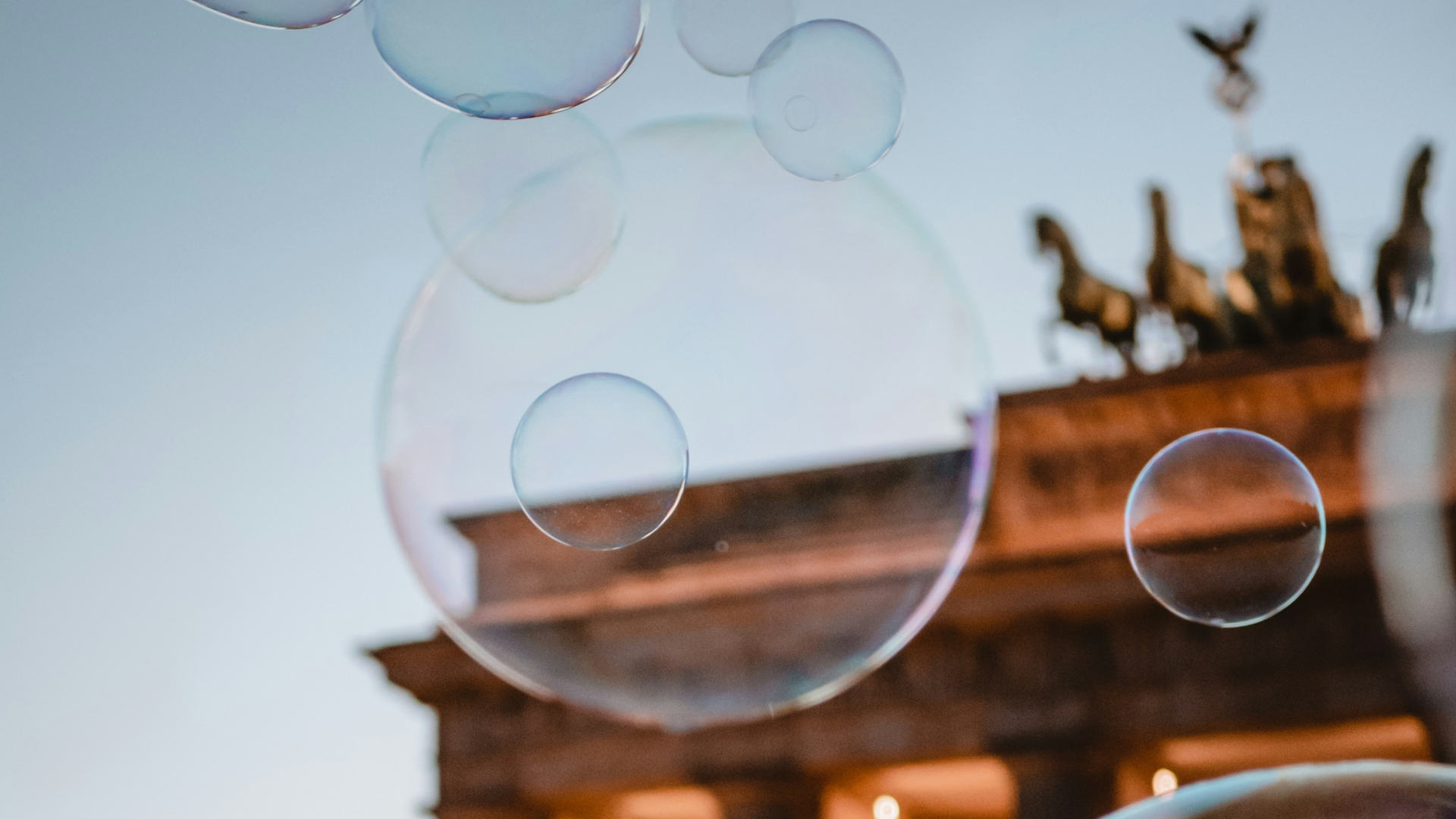 Seifenblasen die vor dem Brandenburger Tor schweben